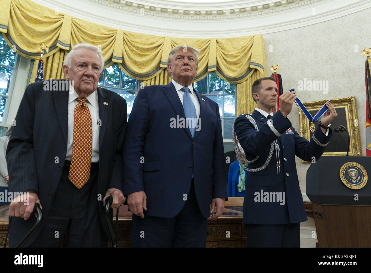 Washington, District of Columbia, USA. 8. Oktober, 2019. Präsidenten der Vereinigten Staaten Donald J. Trumpf präsentiert die Presidential Medal of Freedom, das dem ehemaligen US-Justizminister Edwin Meese im Weißen Haus in Washington, DC, 8. Oktober 2019. Meese diente von 1985 bis 1988 unter US-Präsident Ronald Reagan. Quelle: Chris Kleponis/Pool über CNP Credit: Chris Kleponis/CNP/ZUMA Draht/Alamy leben Nachrichten Stockfoto