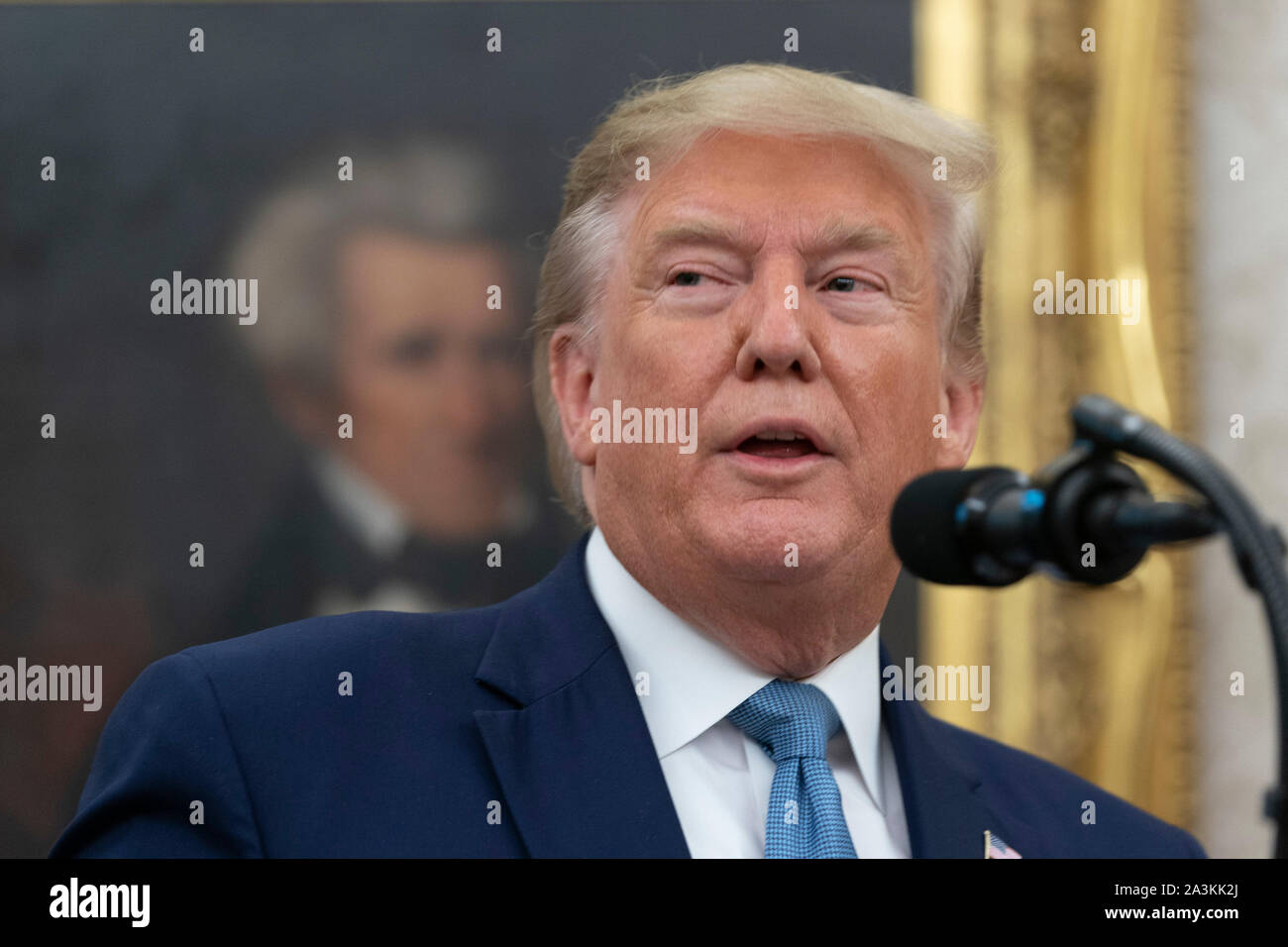 Präsidenten der Vereinigten Staaten Donald J. Trumpf macht Erläuterungen während der Zeremonie der Präsentation der Presidential Medal of Freedom, das dem ehemaligen US-Justizminister Edwin Meese im Weißen Haus in Washington, DC, 8. Oktober 2019. Meese diente von 1985 bis 1988 unter US-Präsident Ronald Reagan. Quelle: Chris Kleponis/Pool über CNP | Verwendung weltweit Stockfoto