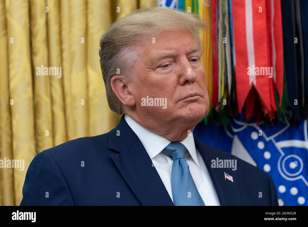 Präsidenten der Vereinigten Staaten Donald J. Trumpf hört während der Zeremonie der Präsentation der Presidential Medal of Freedom, das dem ehemaligen US-Justizminister Edwin Meese im Weißen Haus in Washington, DC, 8. Oktober 2019. Meese diente von 1985 bis 1988 unter US-Präsident Ronald Reagan. Quelle: Chris Kleponis/Pool über CNP | Verwendung weltweit Stockfoto