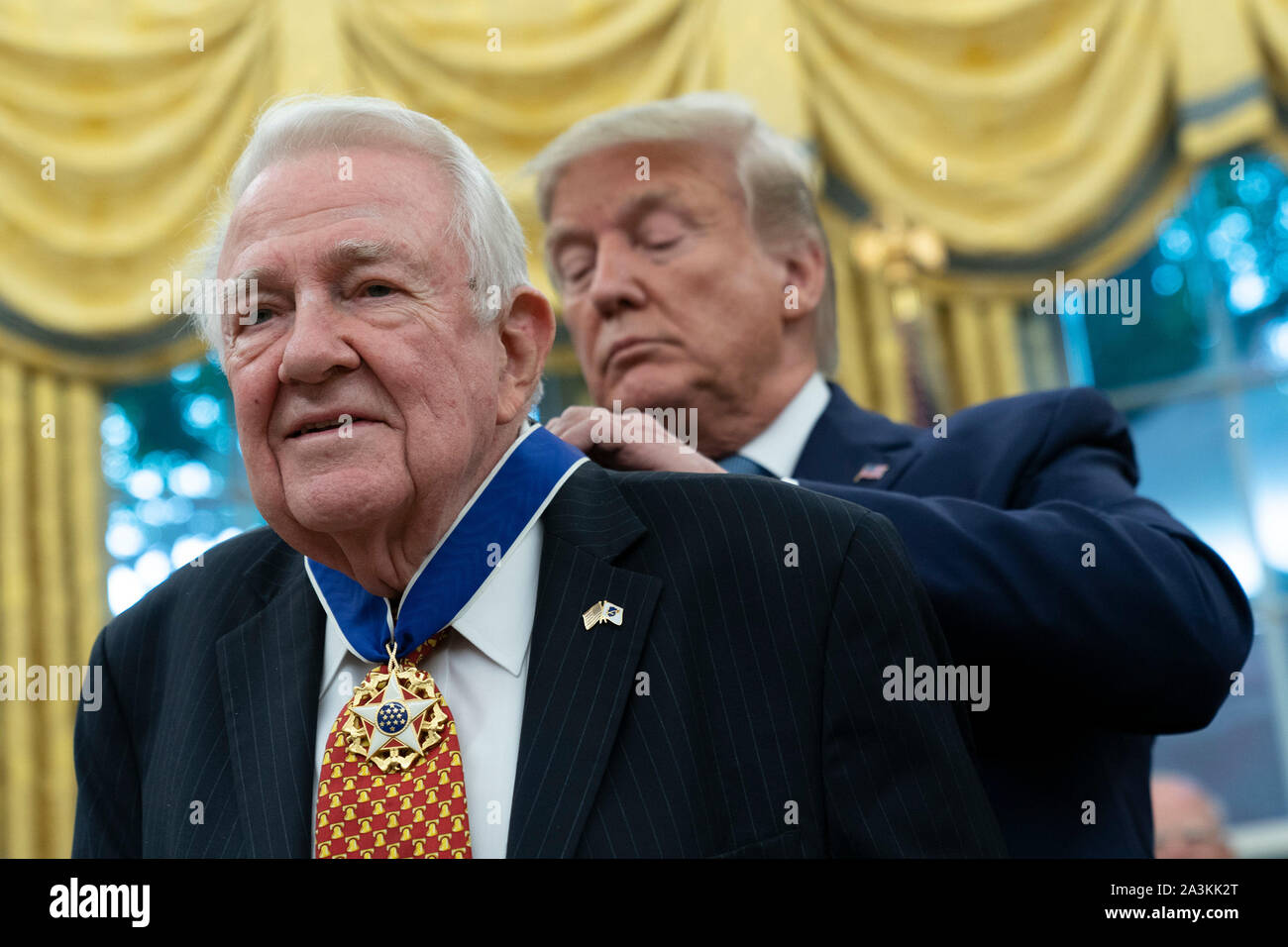 Präsidenten der Vereinigten Staaten Donald J. Trumpf präsentiert die Presidential Medal of Freedom, das dem ehemaligen US-Justizminister Edwin Meese im Weißen Haus in Washington, DC, 8. Oktober 2019. Meese diente von 1985 bis 1988 unter US-Präsident Ronald Reagan. Quelle: Chris Kleponis/Pool über CNP | Verwendung weltweit Stockfoto
