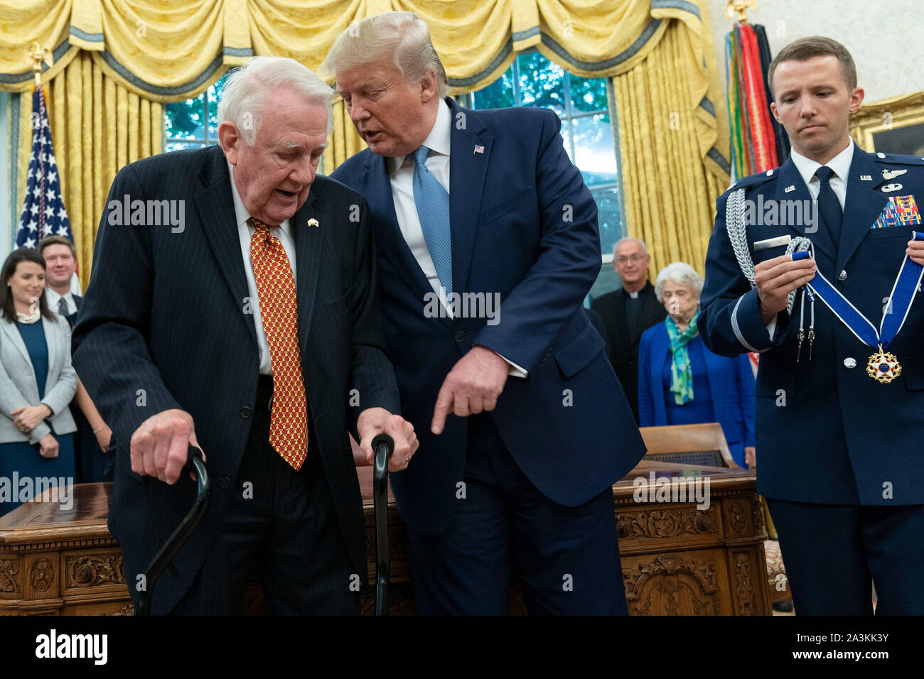 Präsidenten der Vereinigten Staaten Donald J. Trumpf präsentiert die Presidential Medal of Freedom, das dem ehemaligen US-Justizminister Edwin Meese im Weißen Haus in Washington, DC, 8. Oktober 2019. Meese diente von 1985 bis 1988 unter US-Präsident Ronald Reagan. Quelle: Chris Kleponis/Pool über CNP | Verwendung weltweit Stockfoto