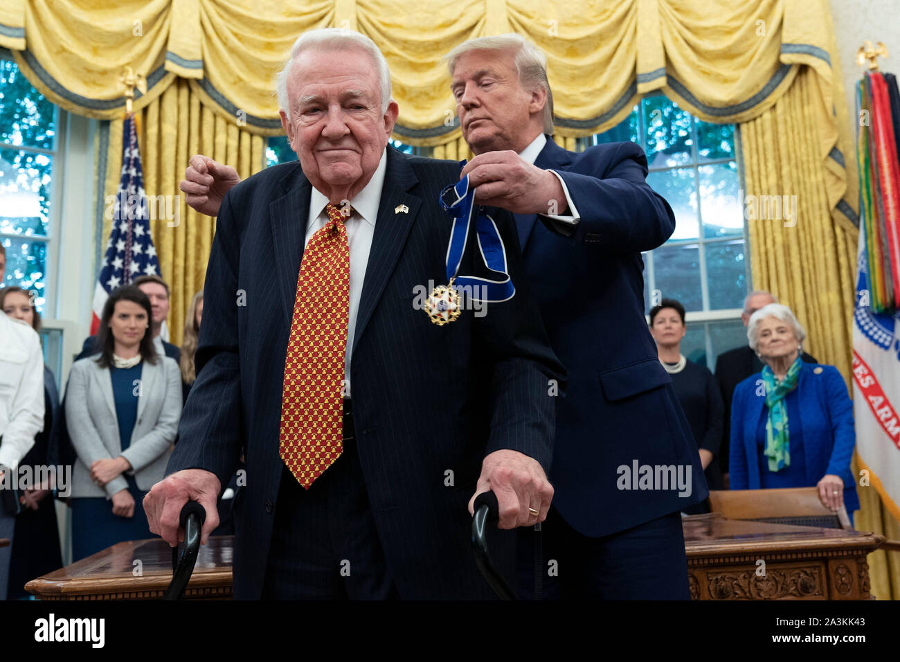Präsidenten der Vereinigten Staaten Donald J. Trumpf präsentiert die Presidential Medal of Freedom, das dem ehemaligen US-Justizminister Edwin Meese im Weißen Haus in Washington, DC, 8. Oktober 2019. Meese diente von 1985 bis 1988 unter US-Präsident Ronald Reagan. Quelle: Chris Kleponis/Pool über CNP | Verwendung weltweit Stockfoto