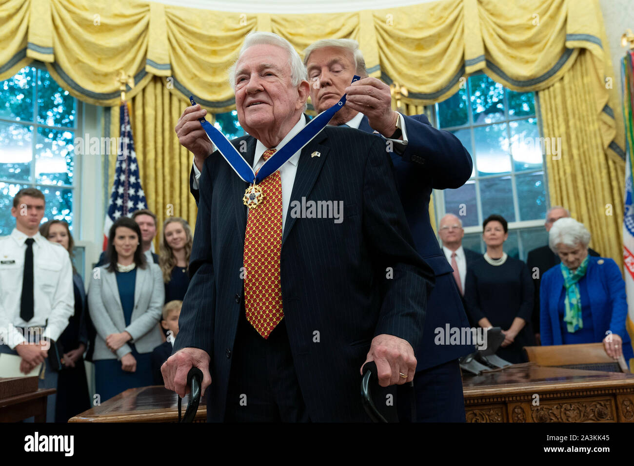 Präsidenten der Vereinigten Staaten Donald J. Trumpf präsentiert die Presidential Medal of Freedom, das dem ehemaligen US-Justizminister Edwin Meese im Weißen Haus in Washington, DC, 8. Oktober 2019. Meese diente von 1985 bis 1988 unter US-Präsident Ronald Reagan. Quelle: Chris Kleponis/Pool über CNP | Verwendung weltweit Stockfoto