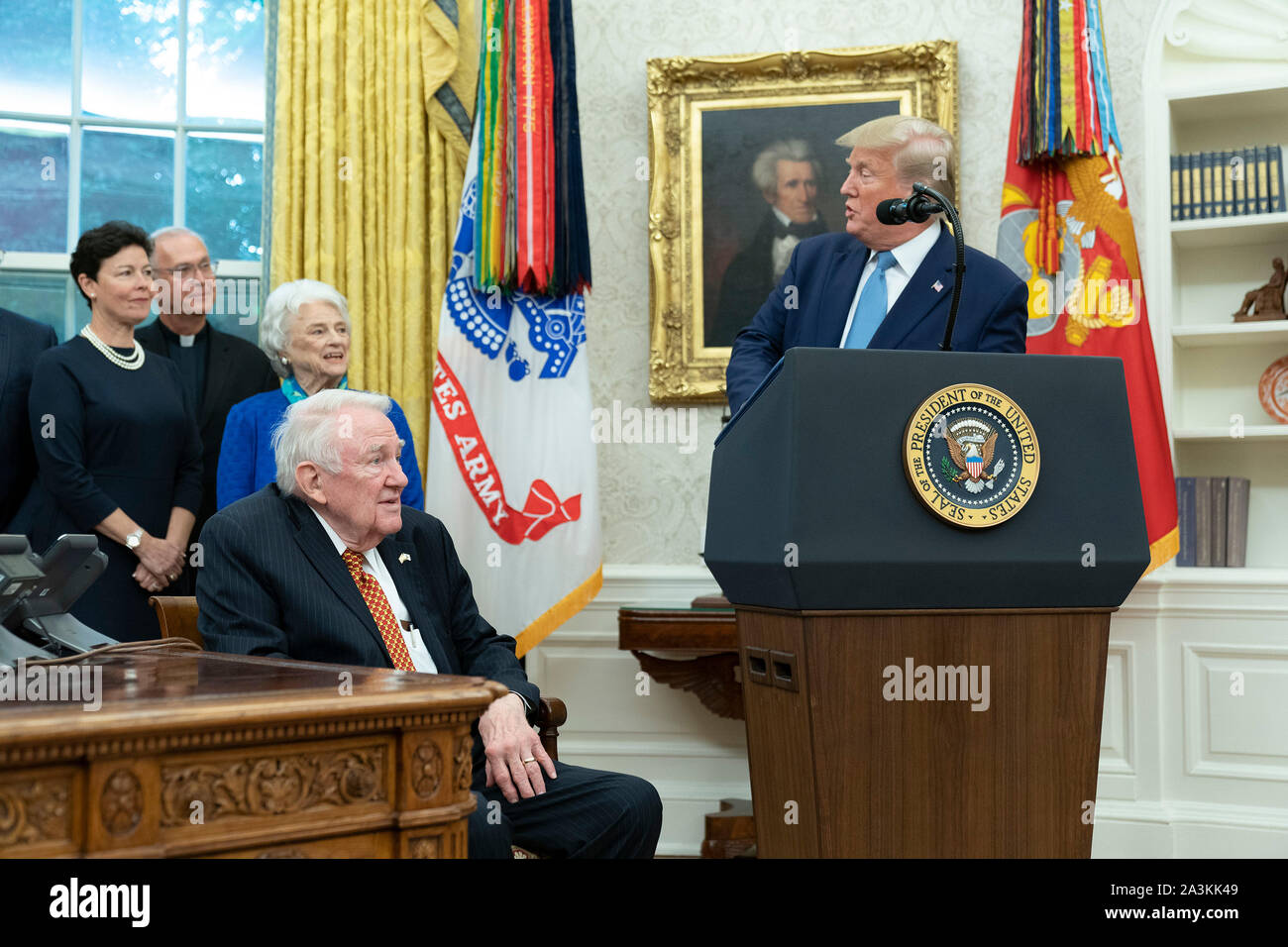 Präsidenten der Vereinigten Staaten Donald J. Trumpf, rechts, macht Bemerkungen, wie er die Presidential Medal of Freedom präsentiert, das dem ehemaligen US-Justizminister Edwin Meese, Links, im Weißen Haus in Washington, DC, 8. Oktober 2019. Meese diente von 1985 bis 1988 unter US-Präsident Ronald Reagan. Quelle: Chris Kleponis/Pool über CNP | Verwendung weltweit Stockfoto