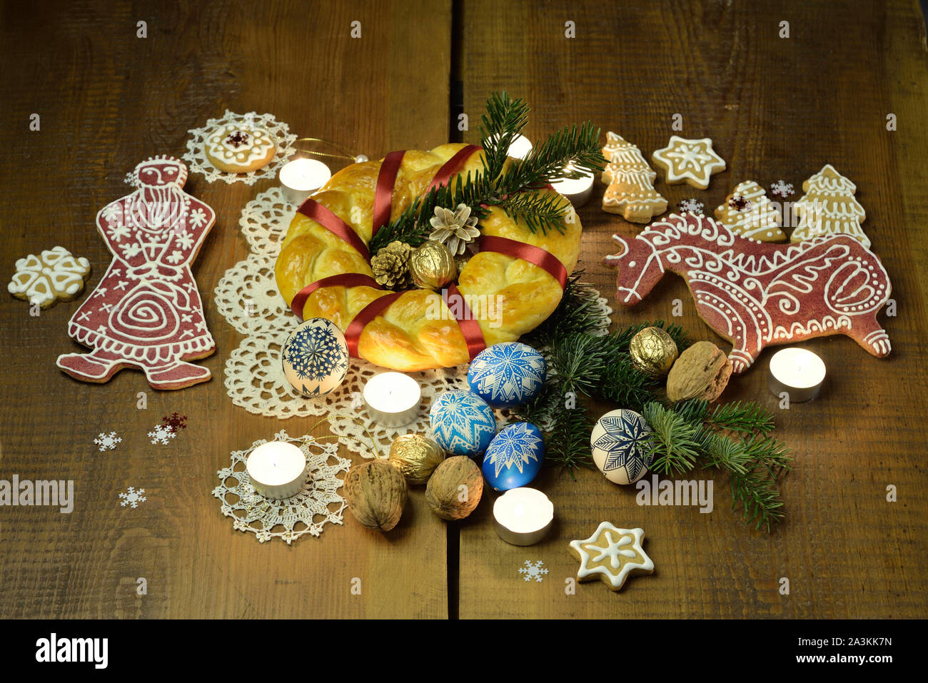 Weihnachten Brot unter den Lebkuchen Kekse, bemalte Eier, Walnüsse, und Kerzen auf dem Tisch Stockfoto
