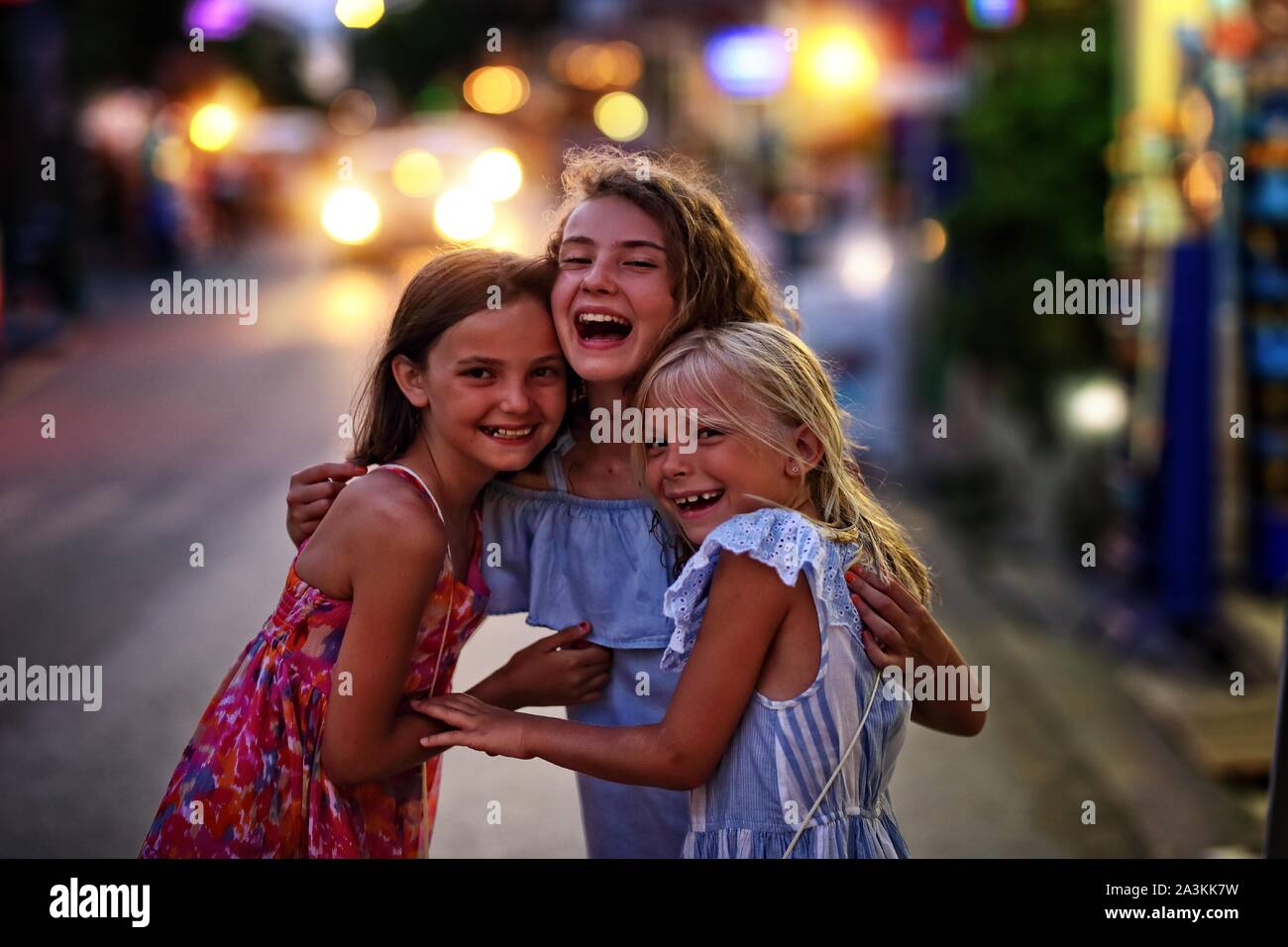 Freunde lachen an einem sommerlichen Abend Stockfoto