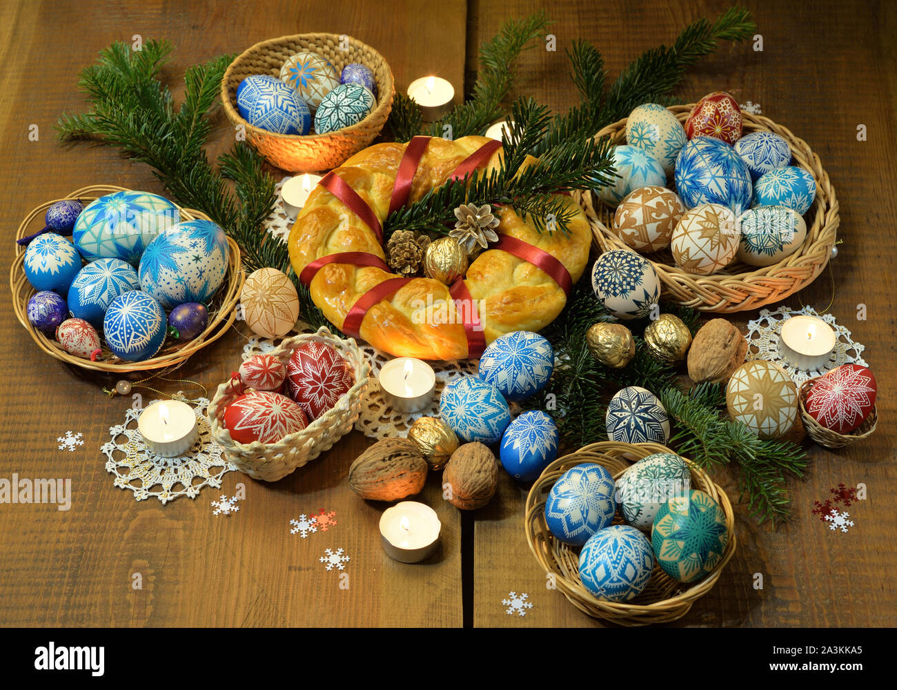 Weihnachten Brot unter die bemalte Eier, Walnüsse, Tannenzapfen und Zweige auf dem Tisch Stockfoto