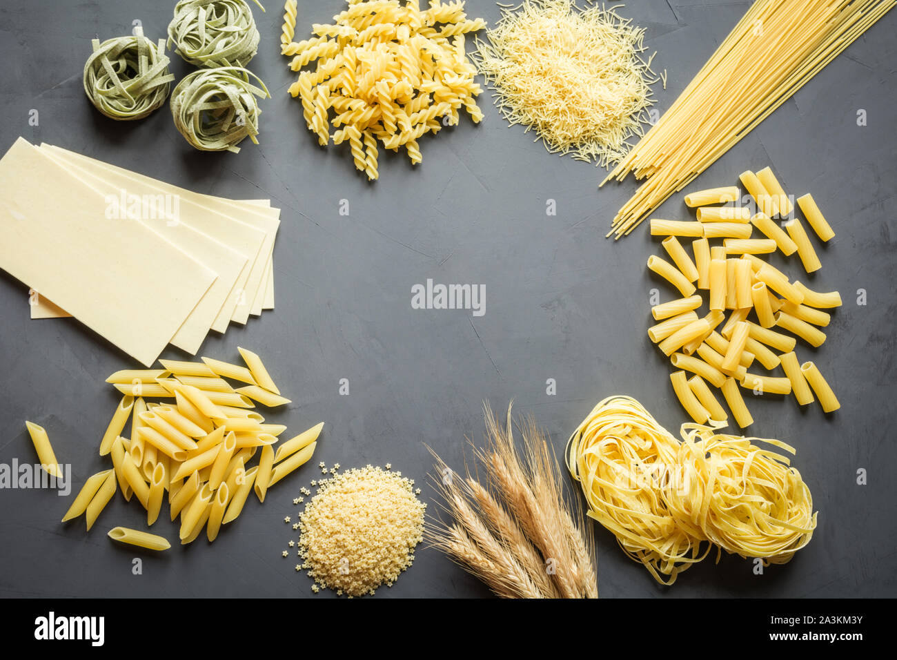 Verschiedene Arten von Teigwaren, die aus Weichweizen für das Kochen mediterrane Gerichte. Ansicht von oben, Platz für Text. Stockfoto