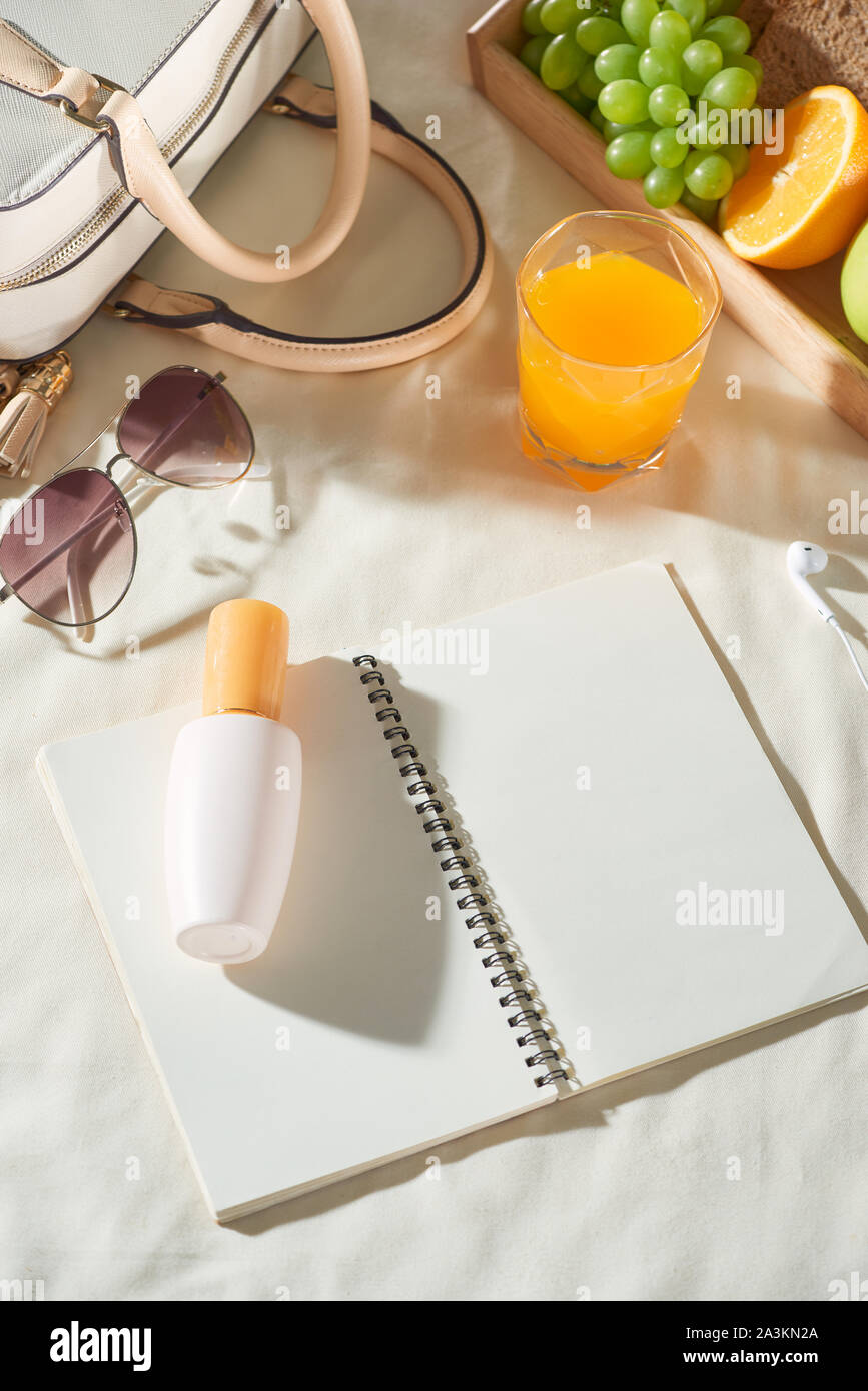 Sommerurlaub mit Tasche, Obst, Sonnencreme, Gläser, Zubehör auf weißem Hintergrund Stockfoto