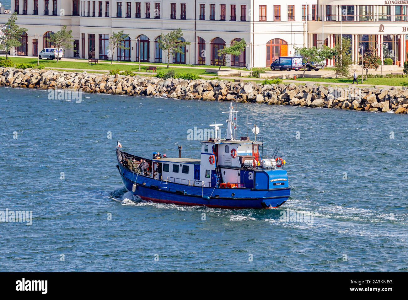 Boote unterwegs in den Fluss Warmow, Warnemünde, Deutschland Stockfoto