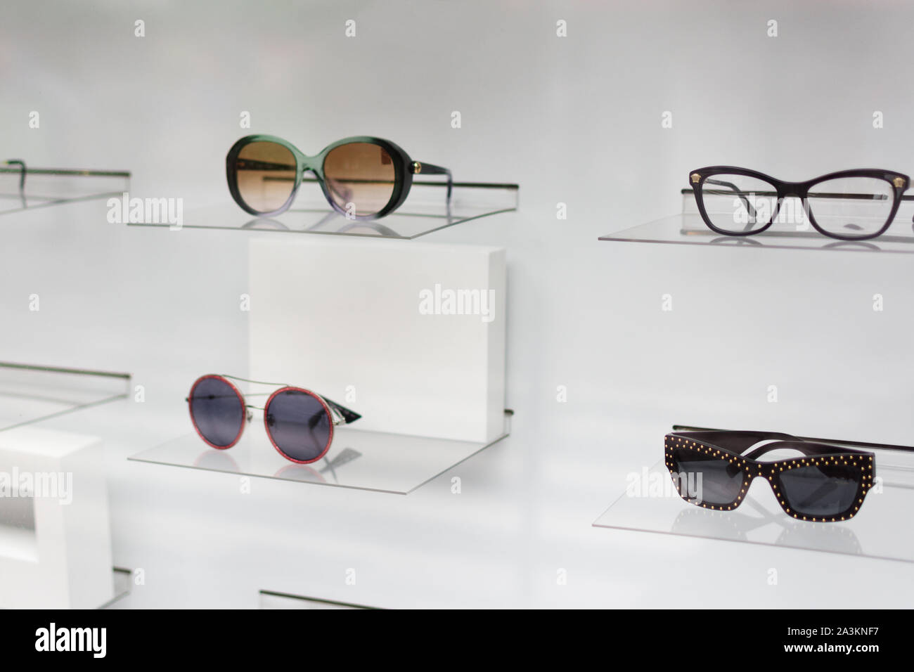 Elegante Sonnenbrille in einem Speicher auf einem Showcase. Stockfoto
