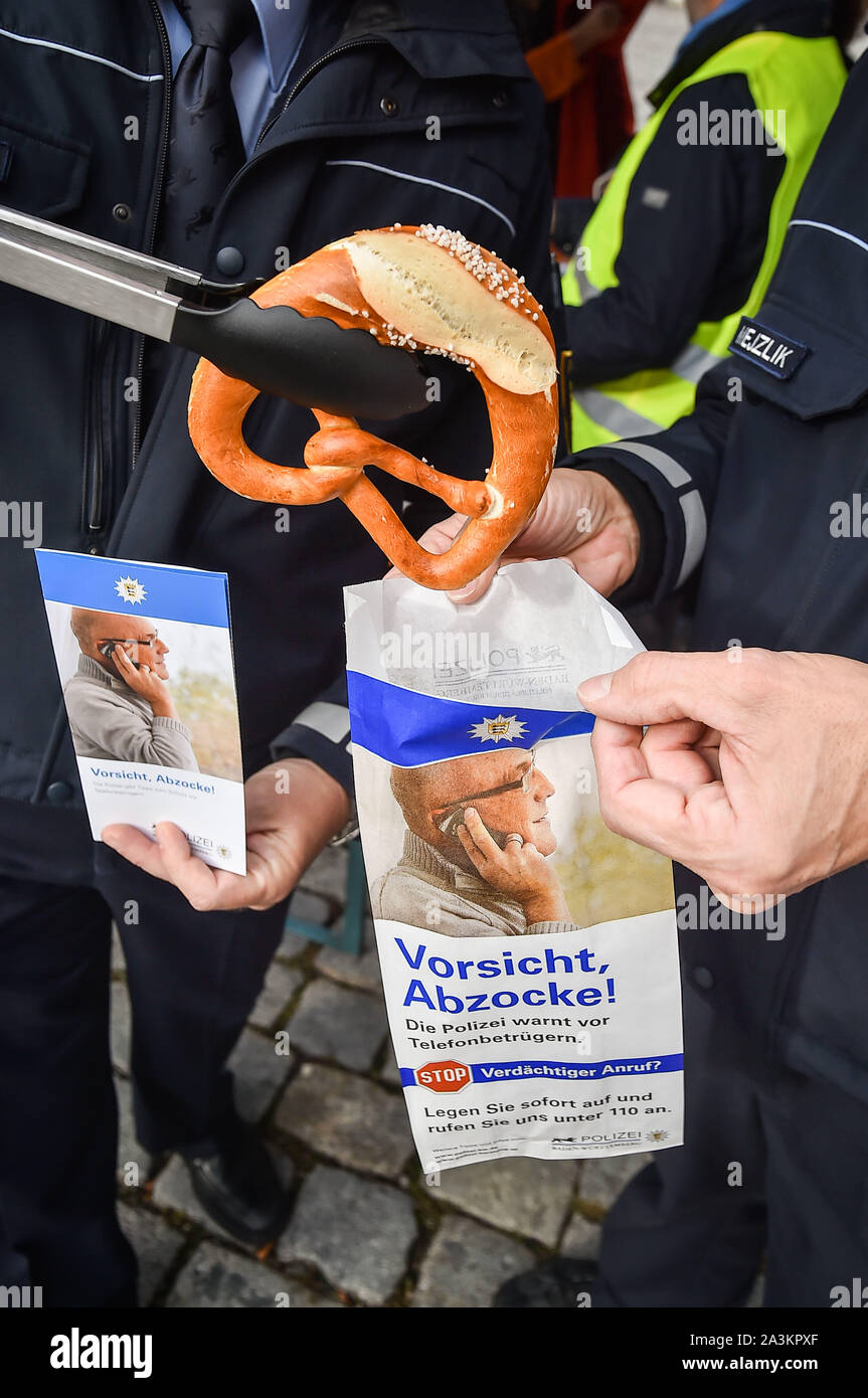 Esslingen, Deutschland. 09 Okt, 2019. Die Polizisten Alfred Seiter (l) und Paul Mejzlik ein Brötchen Tasche mit der Aufschrift 'Rip-Vorsicht-Show aus! Polizei warnen vor Telefon betrug." Credit: Ferdinando Iannone/dpa/Alamy leben Nachrichten Stockfoto