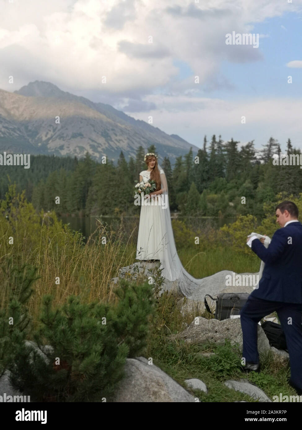 Eine Braut und Bräutigam posieren für Hochzeitsfotos von Strbske Pleso in der hohen Tatra, Slowakei. September 2019. Stockfoto