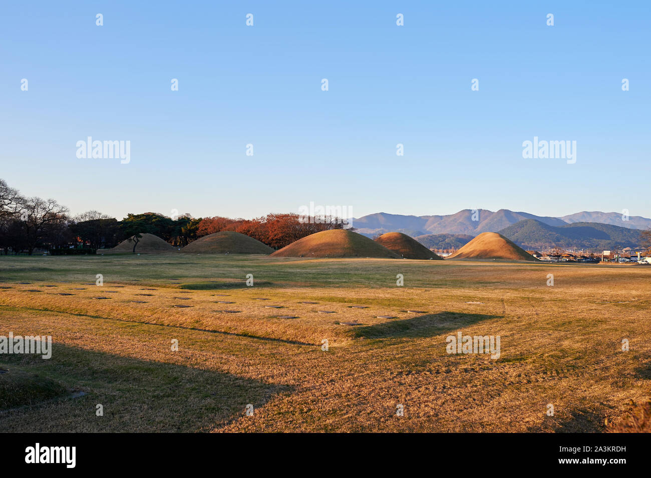 Alte Gräber in Inwang-ri in Gyeongju historischen Bereichen, Korea. Stockfoto