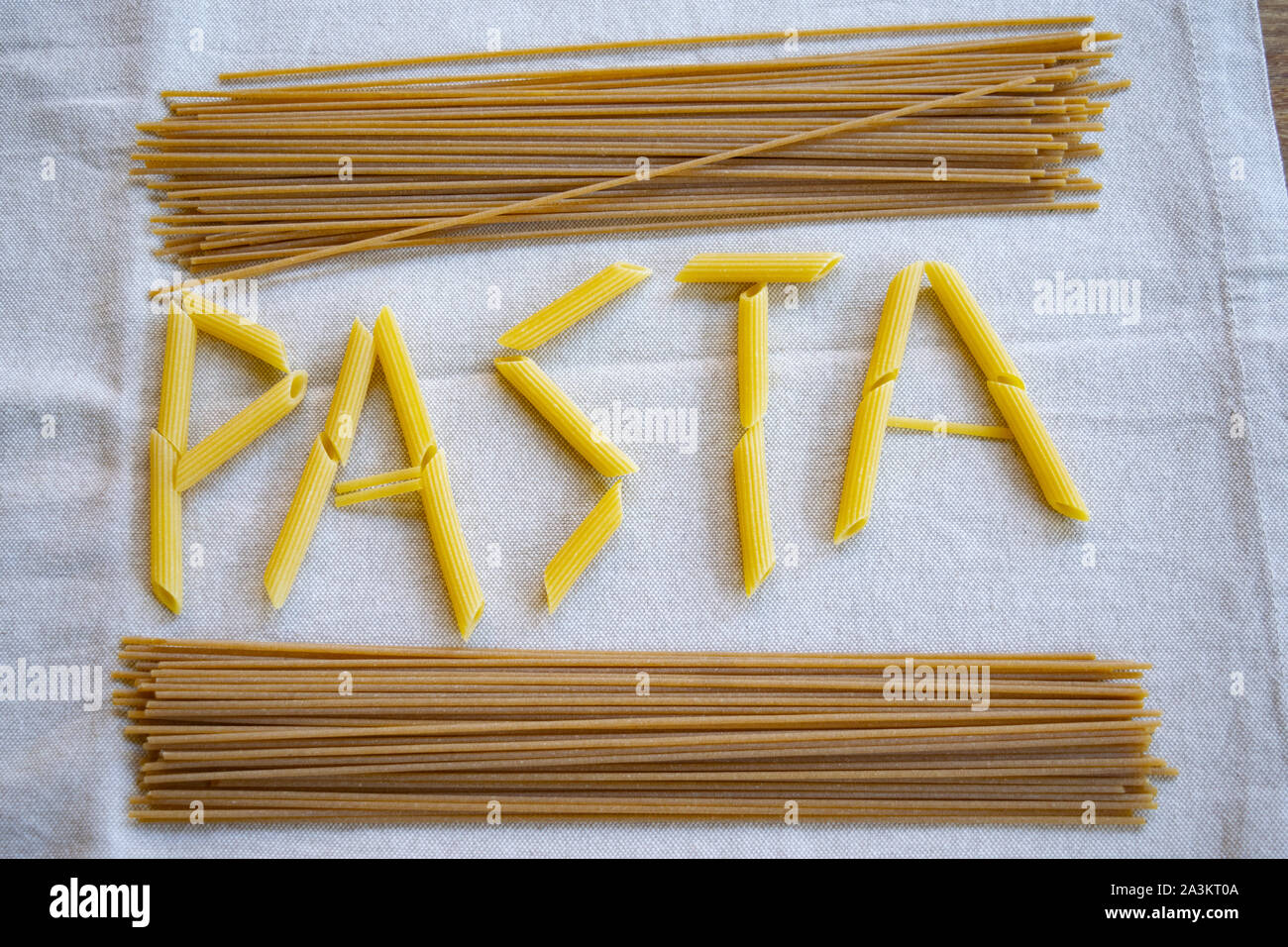 Pasta Wort mit Stücken von Pasta geschrieben und mit wholeal Spaghetti gerahmt Stockfoto