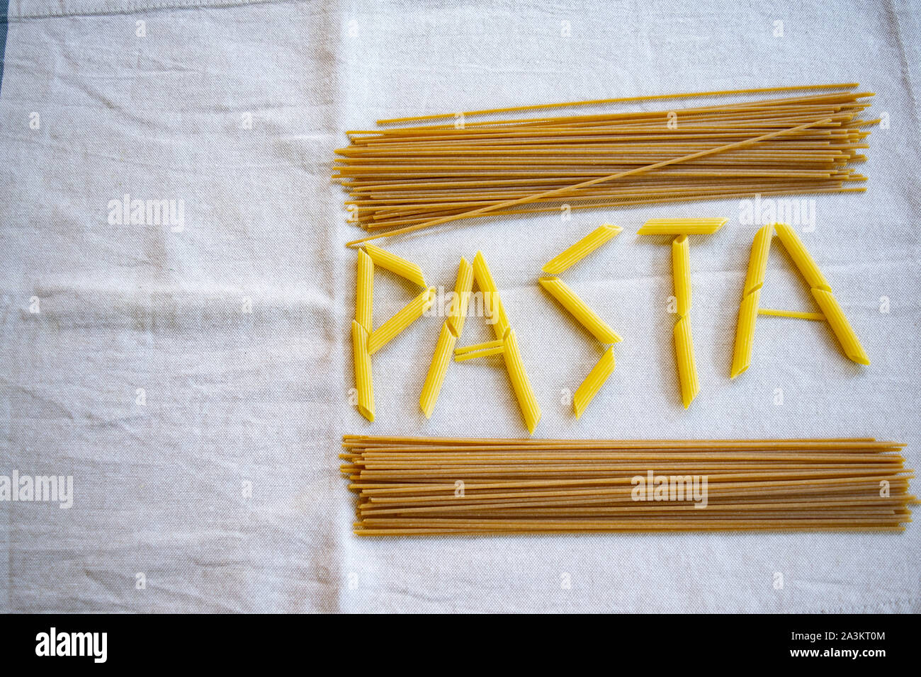 Pasta Wort mit Stücken von Pasta geschrieben und mit wholeal Spaghetti gerahmt Stockfoto