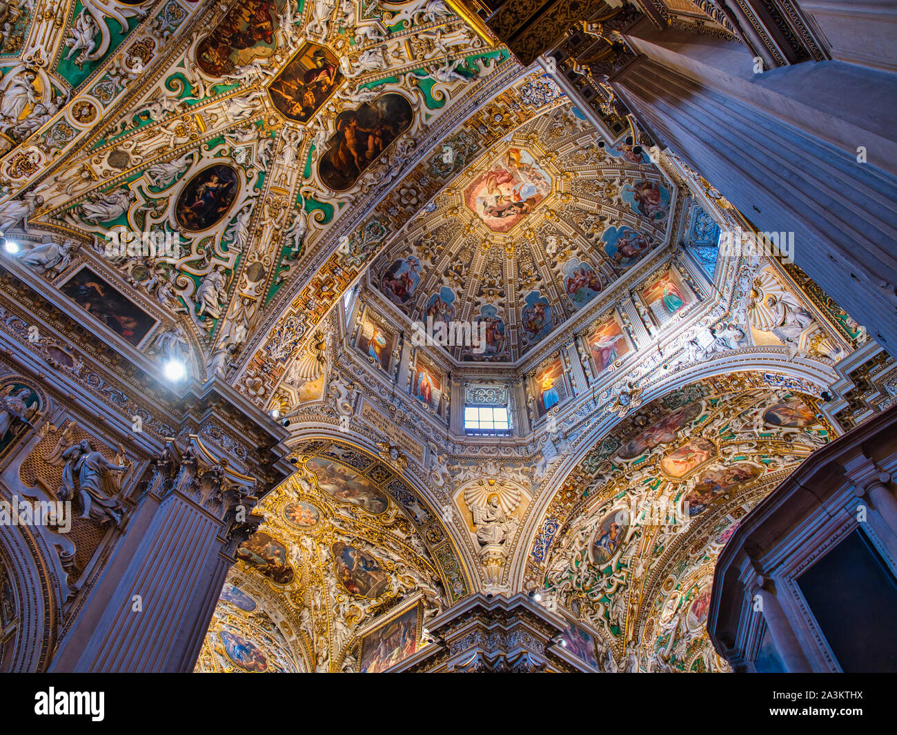 Detaillierte Fresken schmücken die Decke der Basilika von Santa Maria Maggiore in Bergamo Città Alta Stockfoto