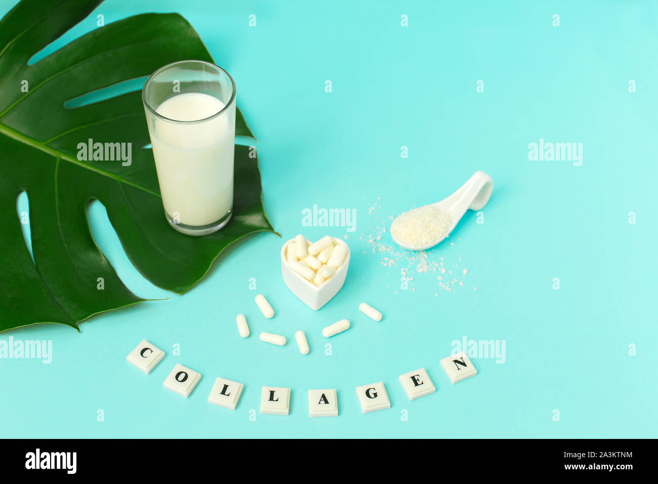 Kollagen Pulver, Milch und Pillen auf blauem Hintergrund. Zusätzliche Proteinzufuhr. Die natürliche Schönheit und Gesundheit Ergänzung für Haut, Knochen, Gelenken und im Darm. Anlage Stockfoto