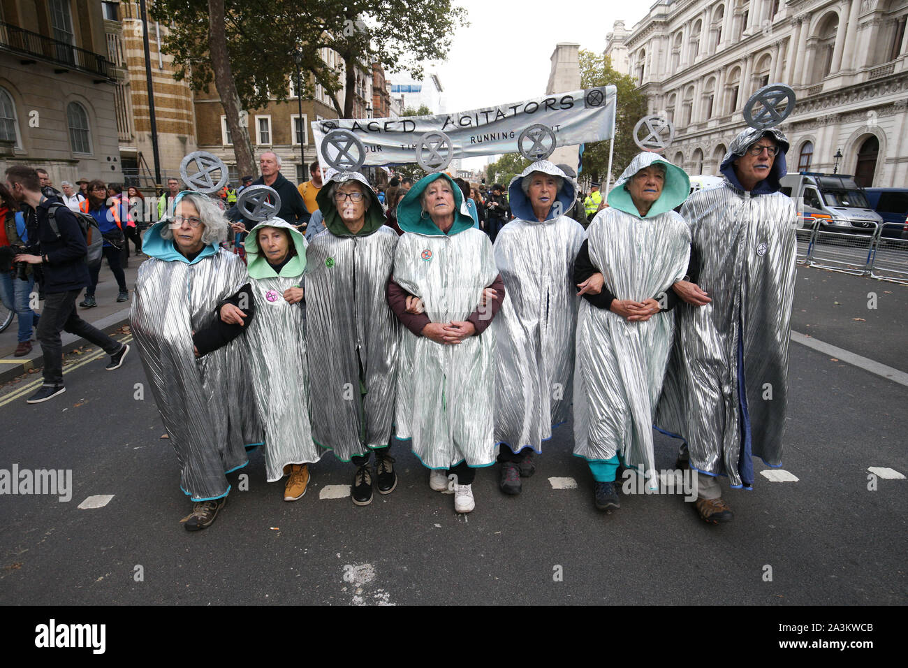 Die Demonstranten auf Whitehall, während der dritte Tag der Auslöschung Rebellion (XR) Protest in Westminster, London. Stockfoto