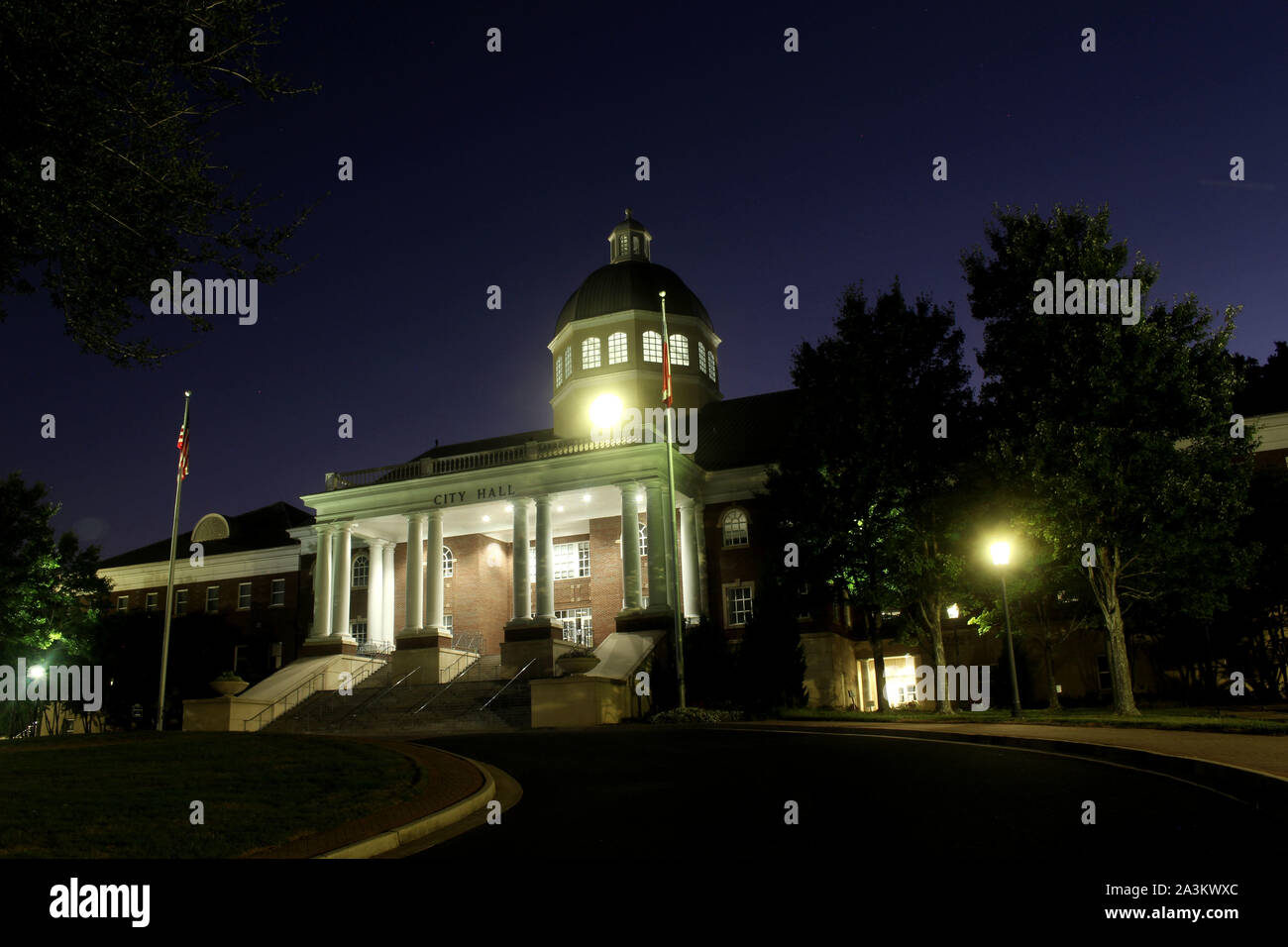 Rathaus Gebäude in Roswell, Georgia während am späten Abend Stockfoto