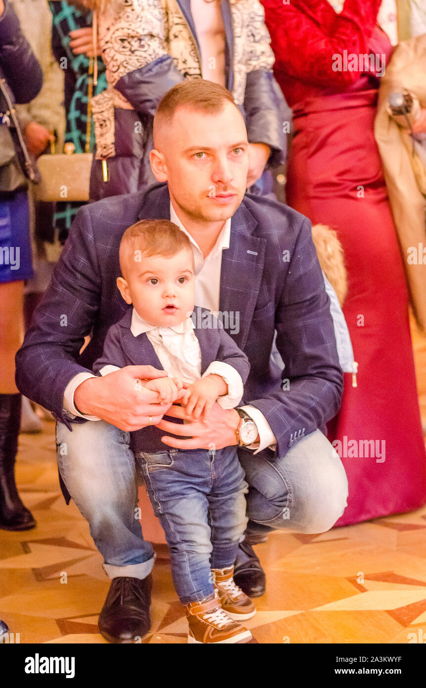 Braut und Bräutigam am Hochzeitstag zu Fuß im Freien auf Frühling Natur. Brautpaar, gerne frisch verheiratete Frau und Mann umarmen im Green Park. Liebe Hochzeit Stockfoto