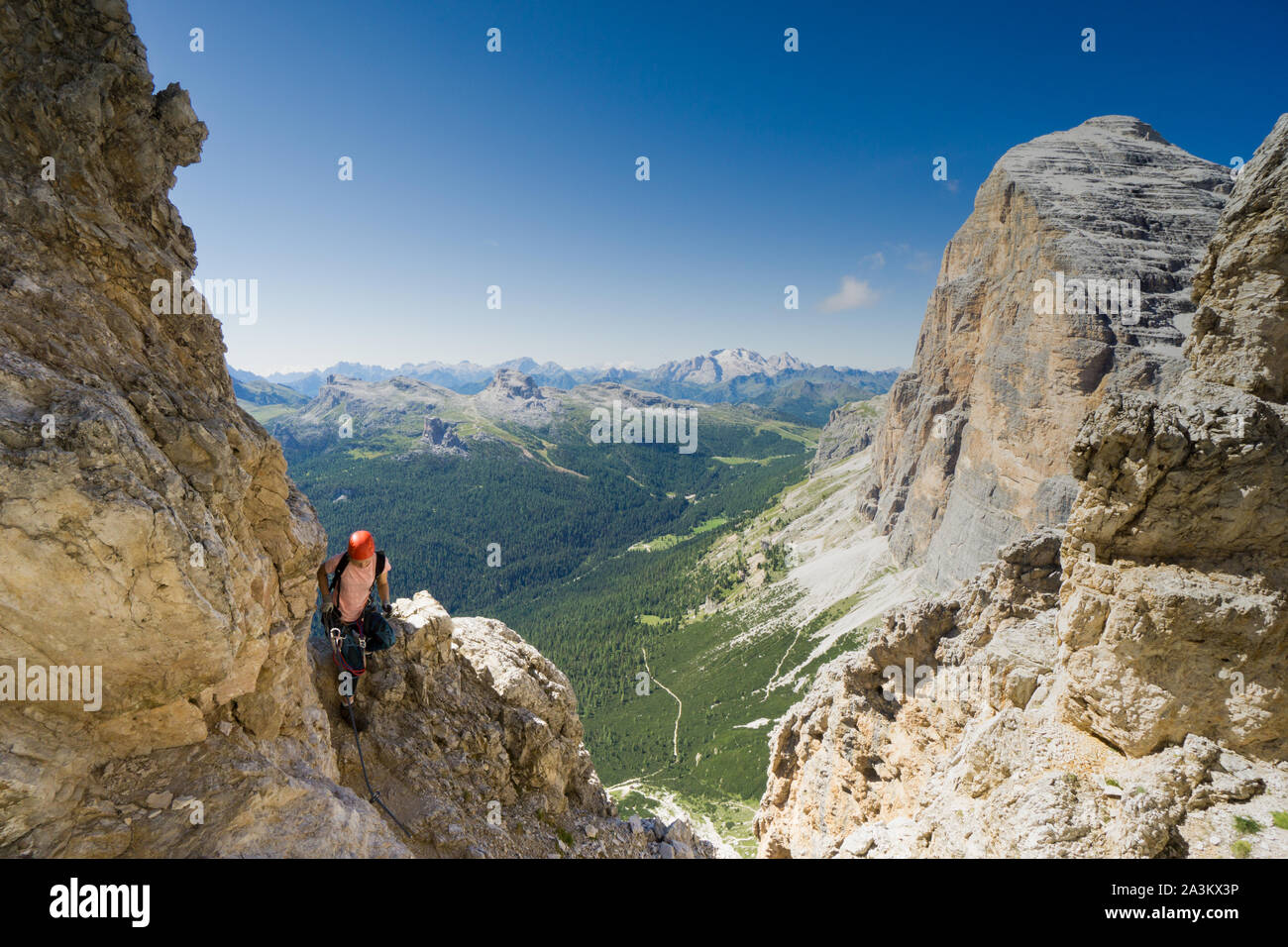 Attraktive brünette Frauen Bergsteiger auf einem steilen Klettersteig in Südtirol Stockfoto