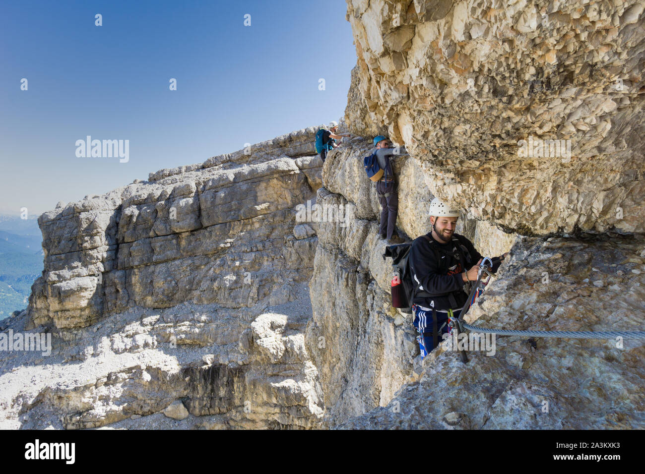 Cortina d'Ampezzo, Belluno/Italien - 3. September 2019: Bergsteiger auf einem ausgesetzten Klettersteig in den Dolomiten in Südtirol Stockfoto