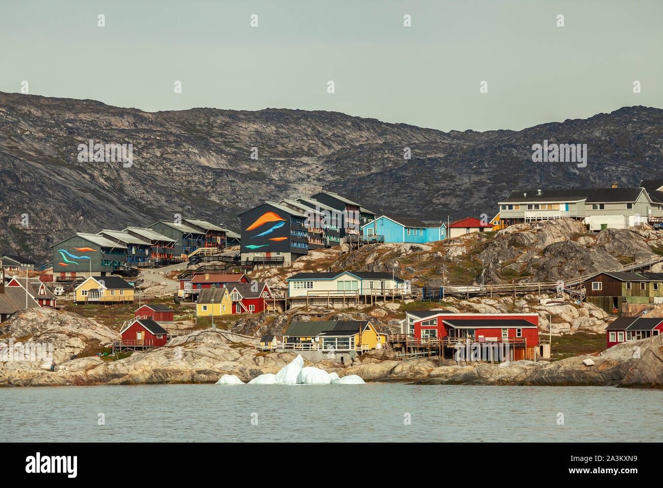 Häuser in Ilulissat (Grönland) - eine Ansicht vom Meer Stockfoto