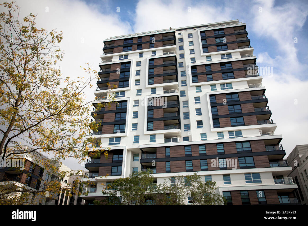 Häuser auf Toulouser Allee, Quartier Central, Stadtteil Derendorf, Pandion Le Grand Tower, Düsseldorf, Nordrhein-Westfalen, Deutschland. Haeuser an der Stockfoto