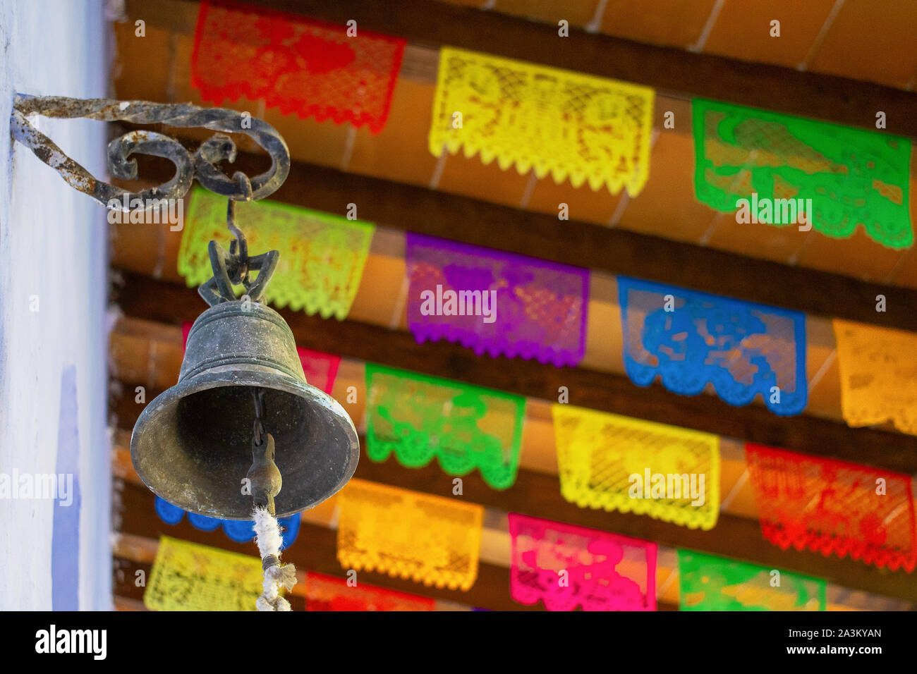 Antike mexikanische traditionelle Bell Innenraum flags Farbe Papier Dekoration Fiestas Patrias typische Stockfoto