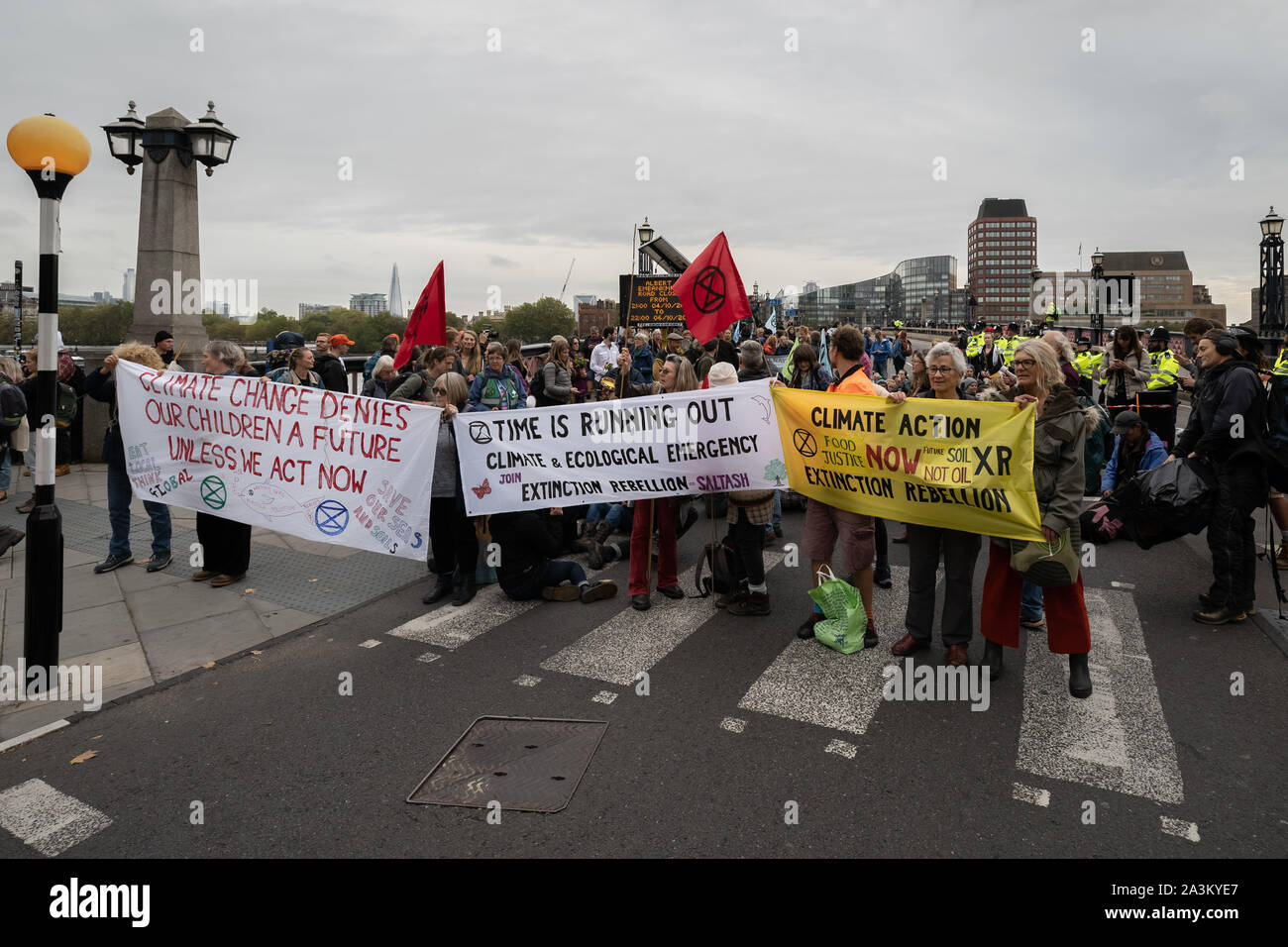 Aussterben Rebellion Demonstranten Start morgens eine Besetzung der Lambeth Brücke. Die Umweltaktivisten beginnen zwei Wochen neue Welle von Protest Aktion verursacht Störungen an den wichtigsten Standorten in London und Westminster Bridge, Lambeth Brücke, der Trafalgar Square, Parlament und Smithfield Market sowie mehrere Straßenblockaden. Der Metropolitan Police haben über 1500 Festnahmen bestätigt. London, Großbritannien. Stockfoto