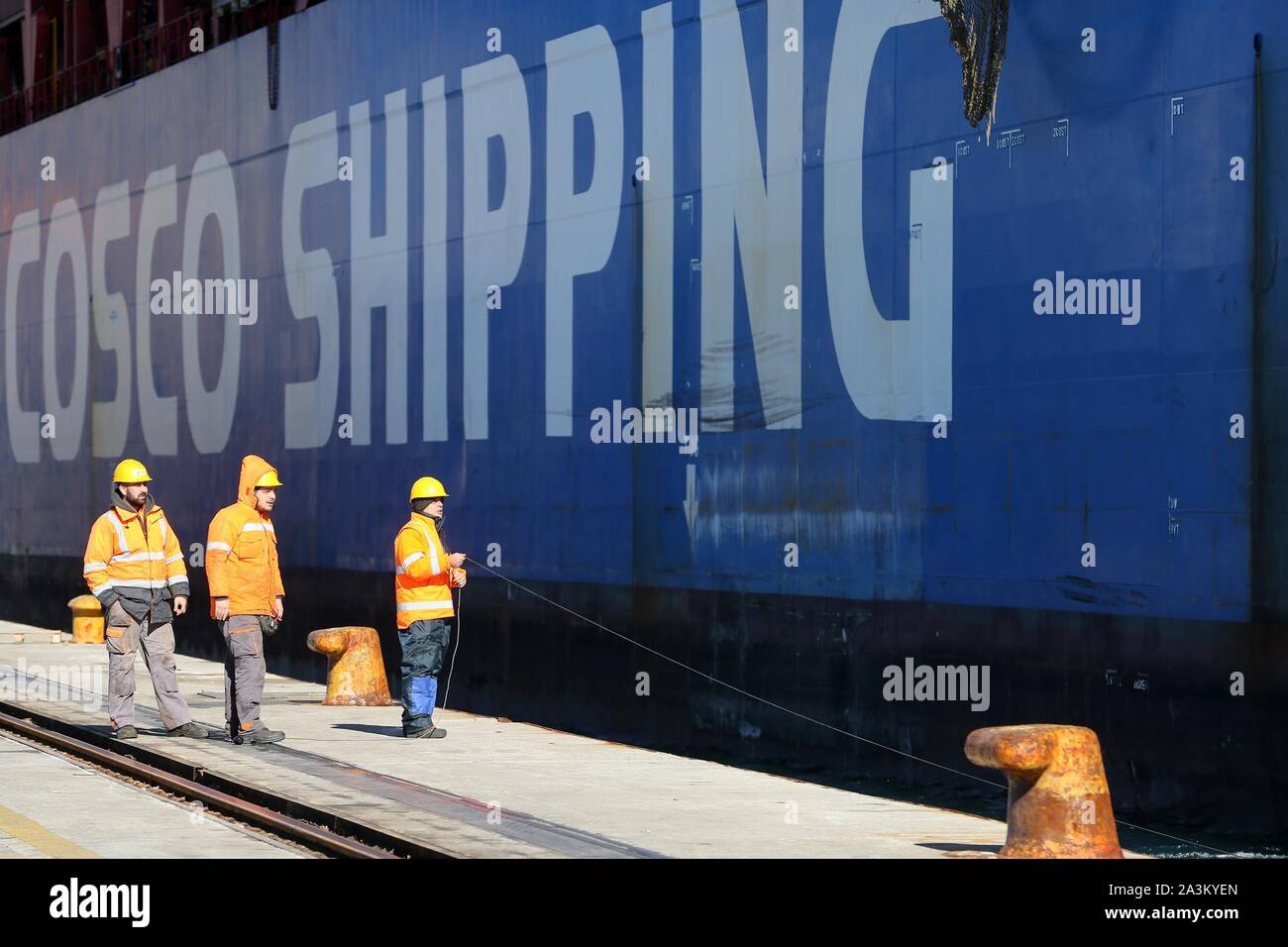 (191009) - Peking, Oktober 9, 2019 (Xinhua) - Mitarbeiter bereiten Güter im Container Terminal im Hafen von Piräus in Griechenland, Jan. 16, 2019 zu entladen. (Xinhua / Marios Lolos) Stockfoto