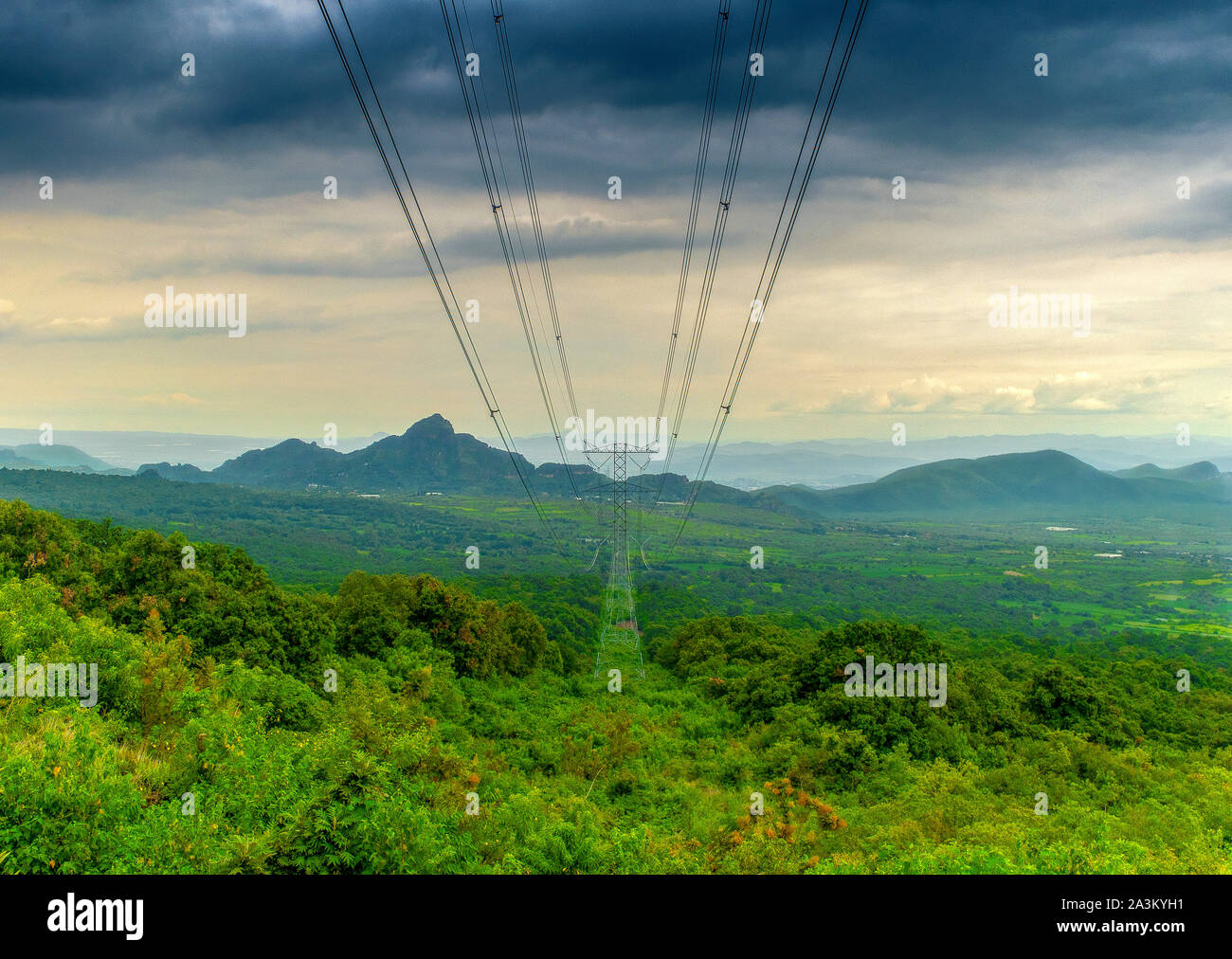 Landschaft Stromleitungen grüner Hintergrund bewölkter Himmel Berge Stockfoto