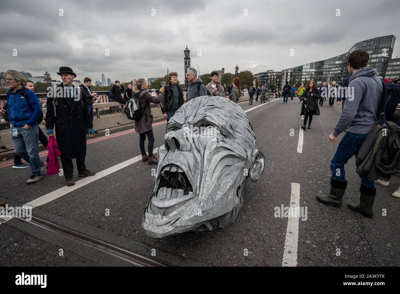 London, Großbritannien. 7 Okt, 2019. Körperteile eines riesigen metallischen Abbildung sind in Position vom Aussterben Rebellion Demonstranten während einer Besetzung der Lambeth Brücke verschoben. Die Umweltaktivisten beginnen Sie eine neue Welle von Protest Aktion heute Morgen verursachen Störungen in London. Der Metropolitan Police bestätigt 21 Verhaftungen so weit heute Morgen. Credit: Guy Corbishley/Alamy leben Nachrichten Stockfoto