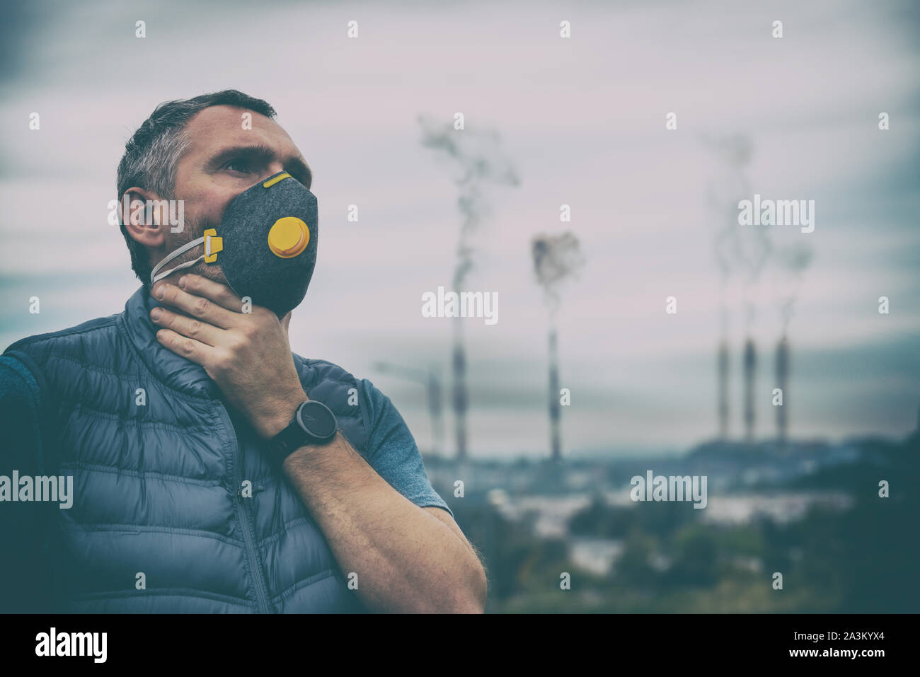 Mann, der eine wirkliche Bekämpfung der Umweltverschmutzung, anti-Smog und Viren Gesichtsmaske; dichte Smog in der Luft. Stockfoto