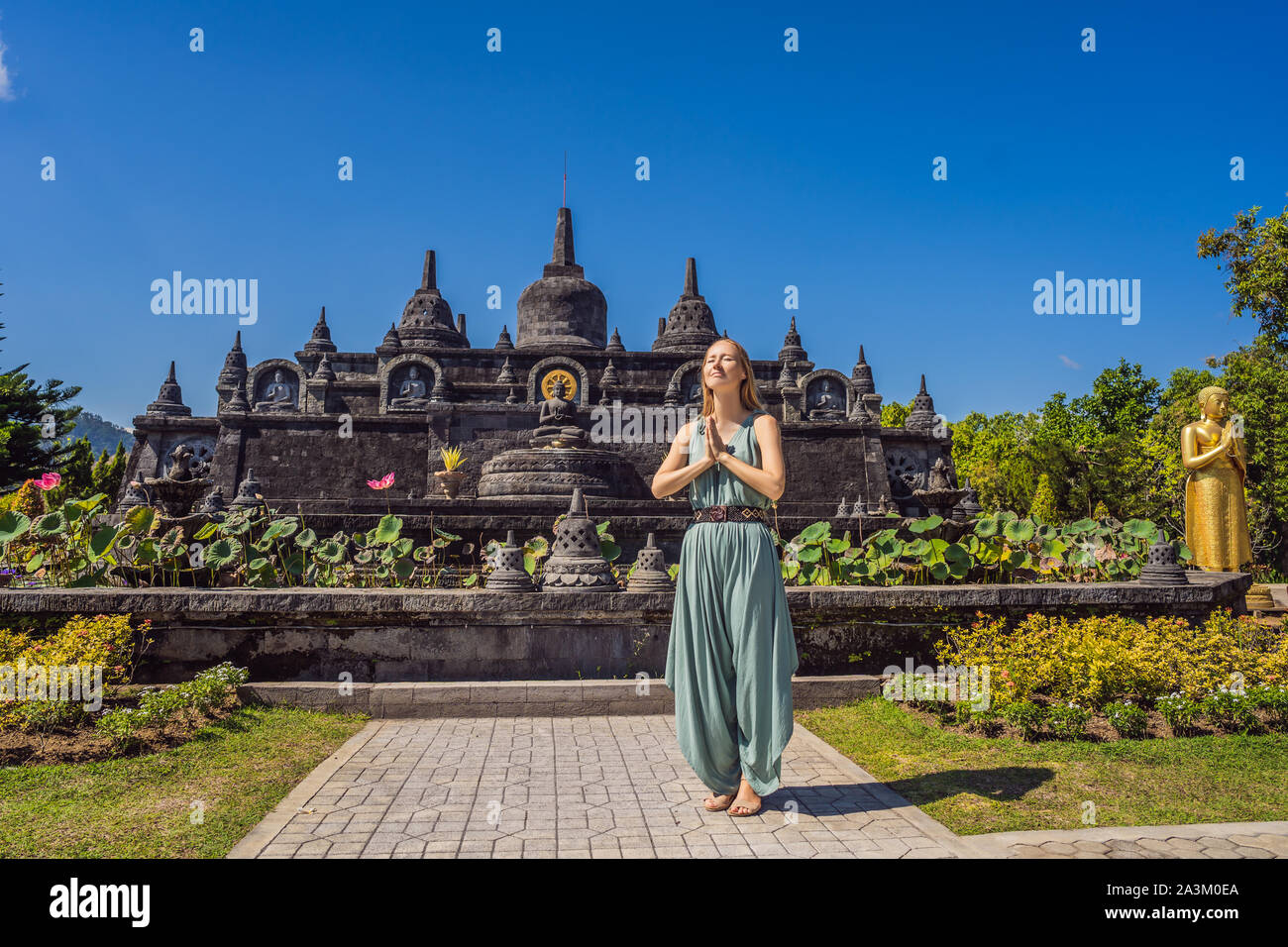Junge Frau Tourist in budhist Tempel Brahmavihara-arama Banjar Bali, Indonesien Stockfoto