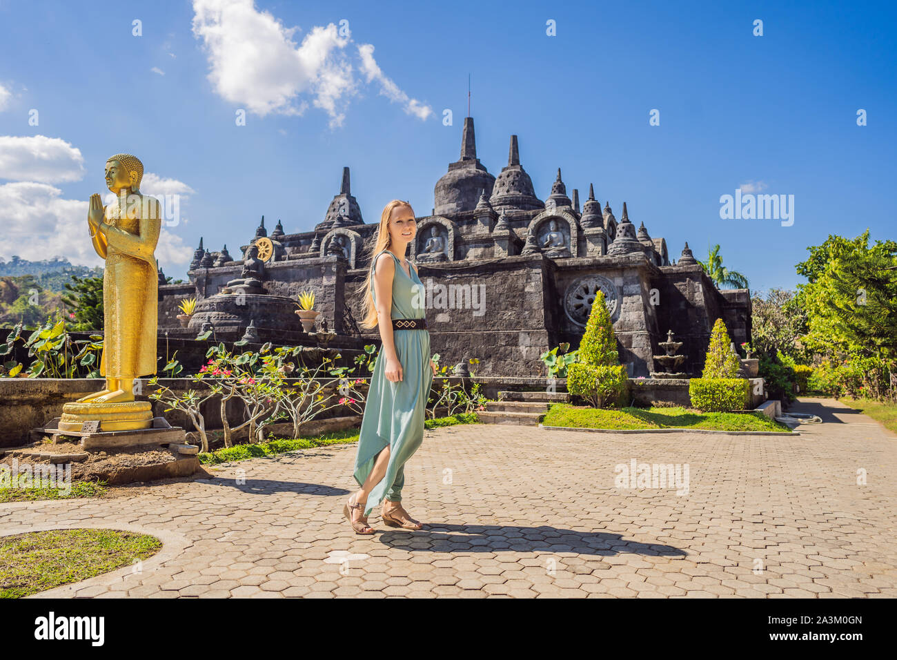 Junge Frau Tourist in budhist Tempel Brahmavihara-arama Banjar Bali, Indonesien Stockfoto