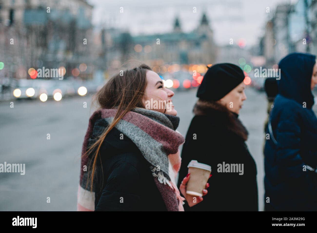 Frau sucht sich warme Kleidung Kreuzung Straße der Stadt im Winter Stockfoto
