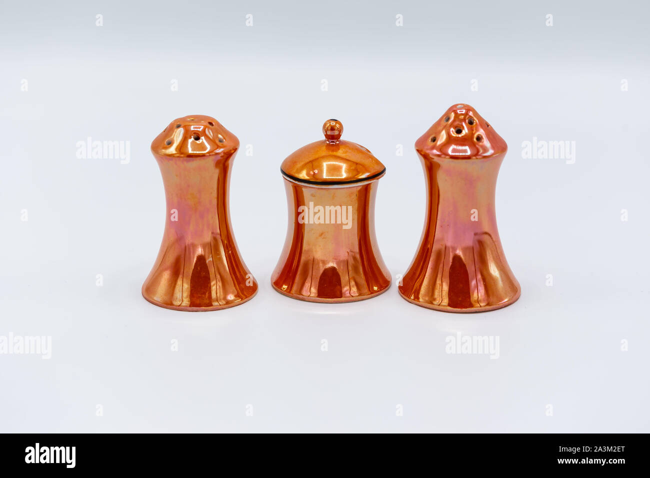Ein Kupfer farbige Keramik Zuckerdose mit Salz- und Pfefferstreuer Stockfoto