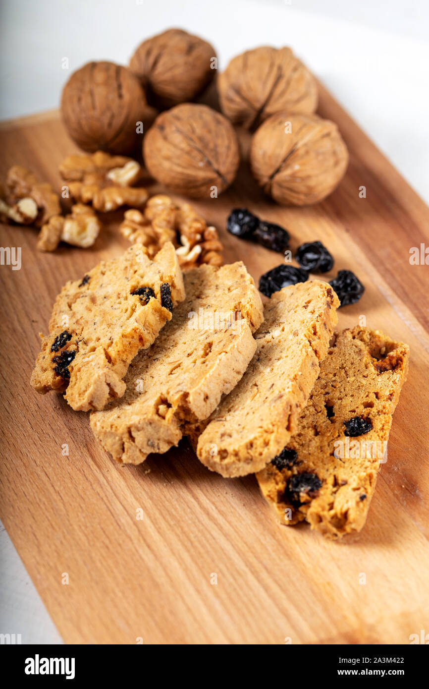 Blueberry und Walnuss Cookies mit einem Glas Milch. Stockfoto