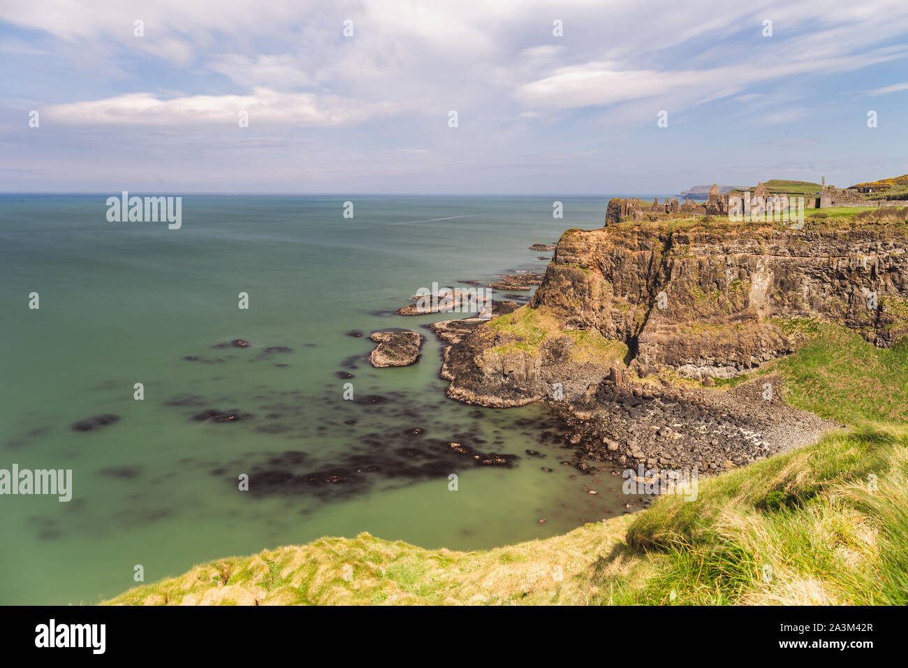 Am frühen Morgen Sonnenlicht über Dunluce Castle an der Causeway Coast in Nordirland Stockfoto