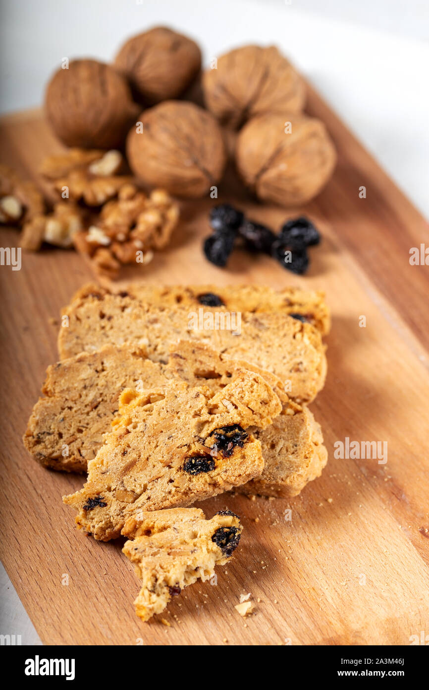 Blueberry und Walnuss Cookies mit einem Glas Milch. Stockfoto