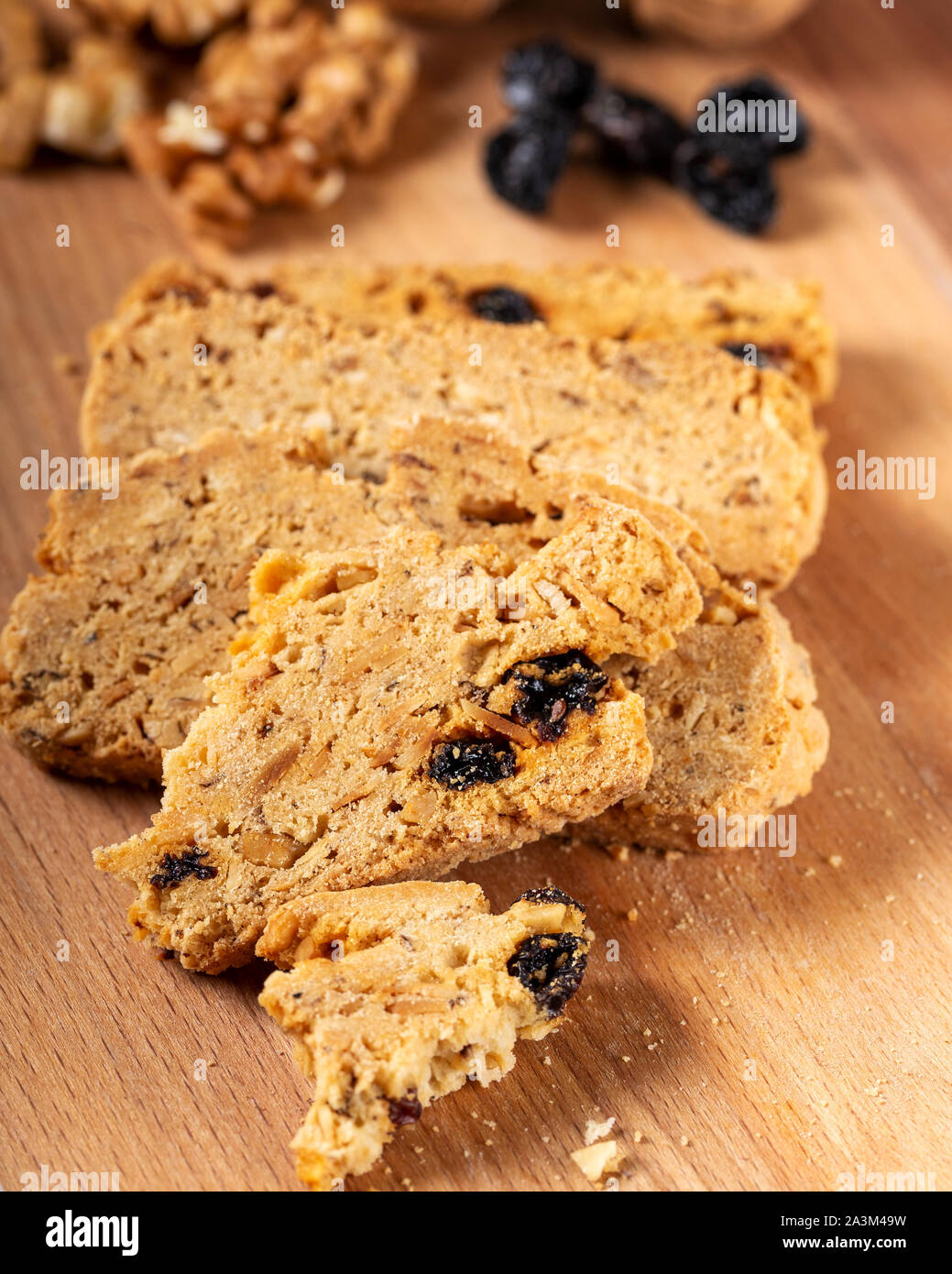 Blueberry und Walnuss Cookies mit einem Glas Milch. Stockfoto