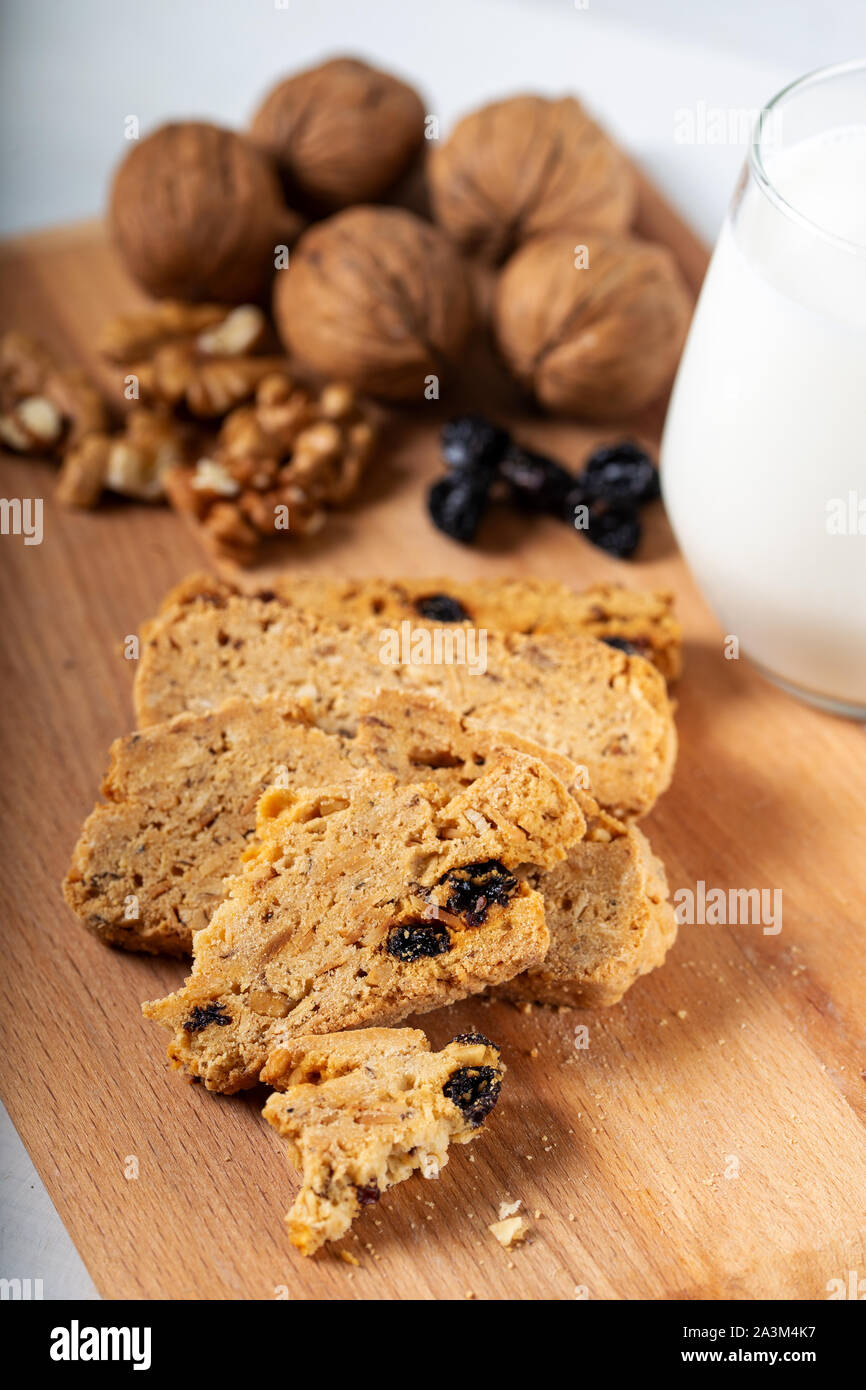 Rosinen und Walnuss Cookies mit einem Glas Milch. Stockfoto