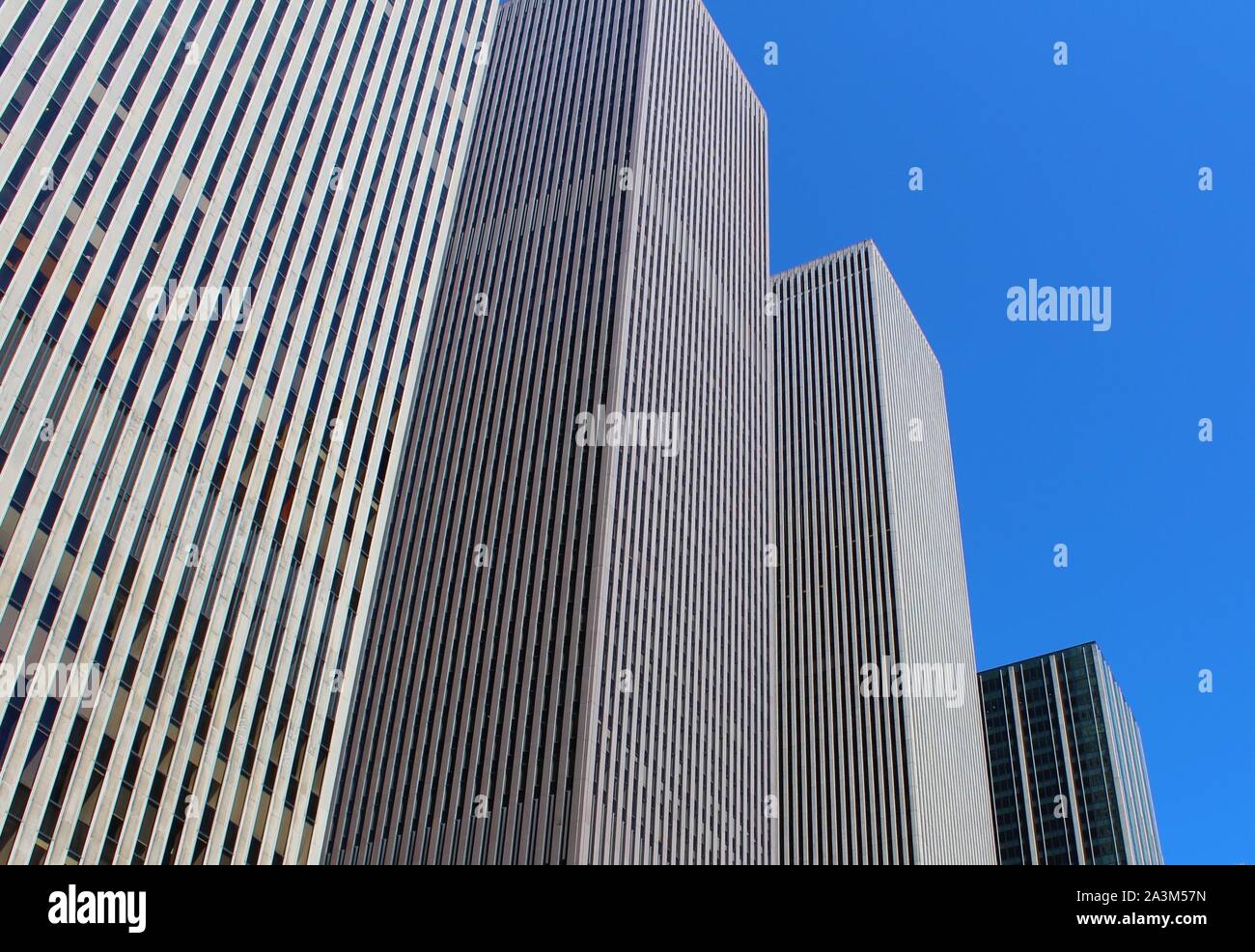 Groß, Generic, Hochhaus Gebäude in New York City. Zeigt Konzepte von Größe, gerade Linien und "Concrete Jungle" Stockfoto