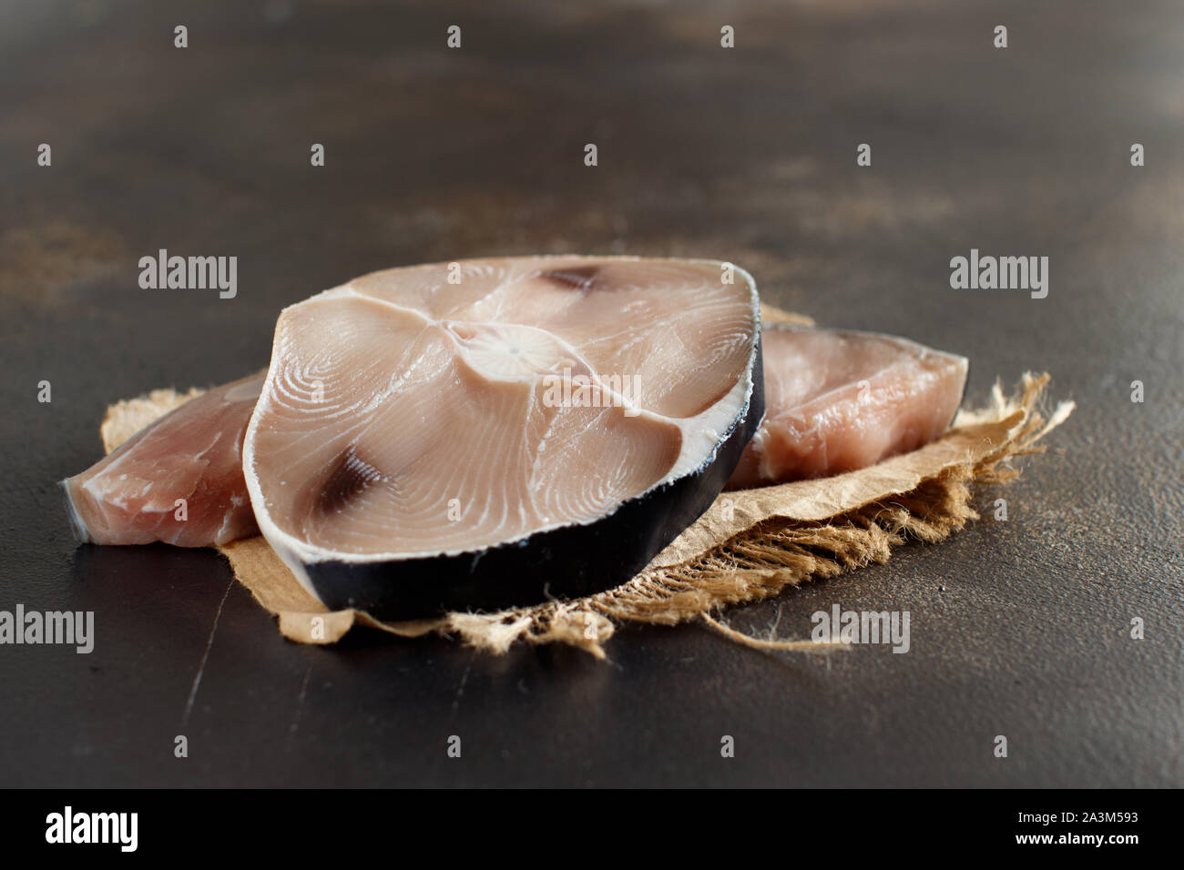 Zwei Haifischsteak in einer dunklen Kammer Nahaufnahme Stockfoto