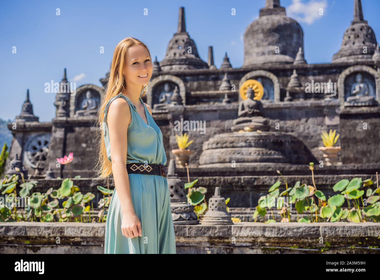 Junge Frau Tourist in budhist Tempel Brahmavihara-arama Banjar Bali, Indonesien Stockfoto