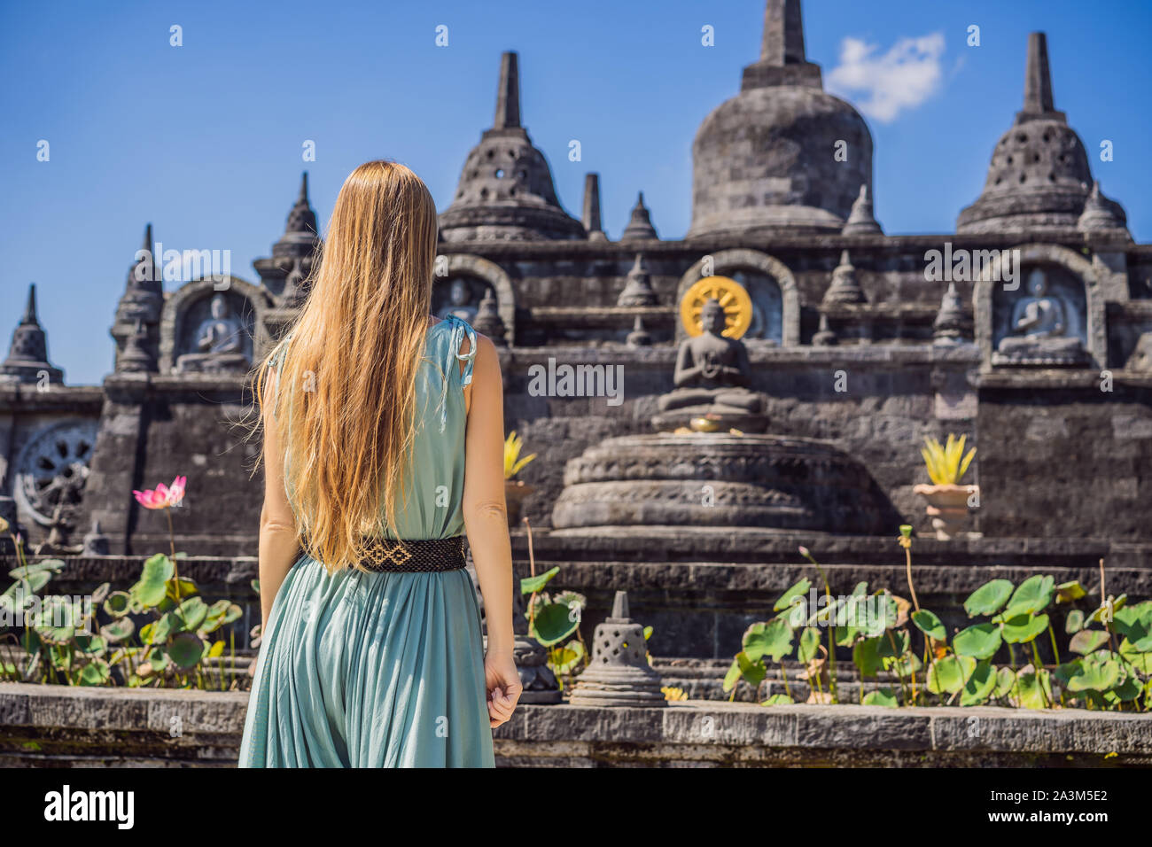 Junge Frau Tourist in budhist Tempel Brahmavihara-arama Banjar Bali, Indonesien Stockfoto