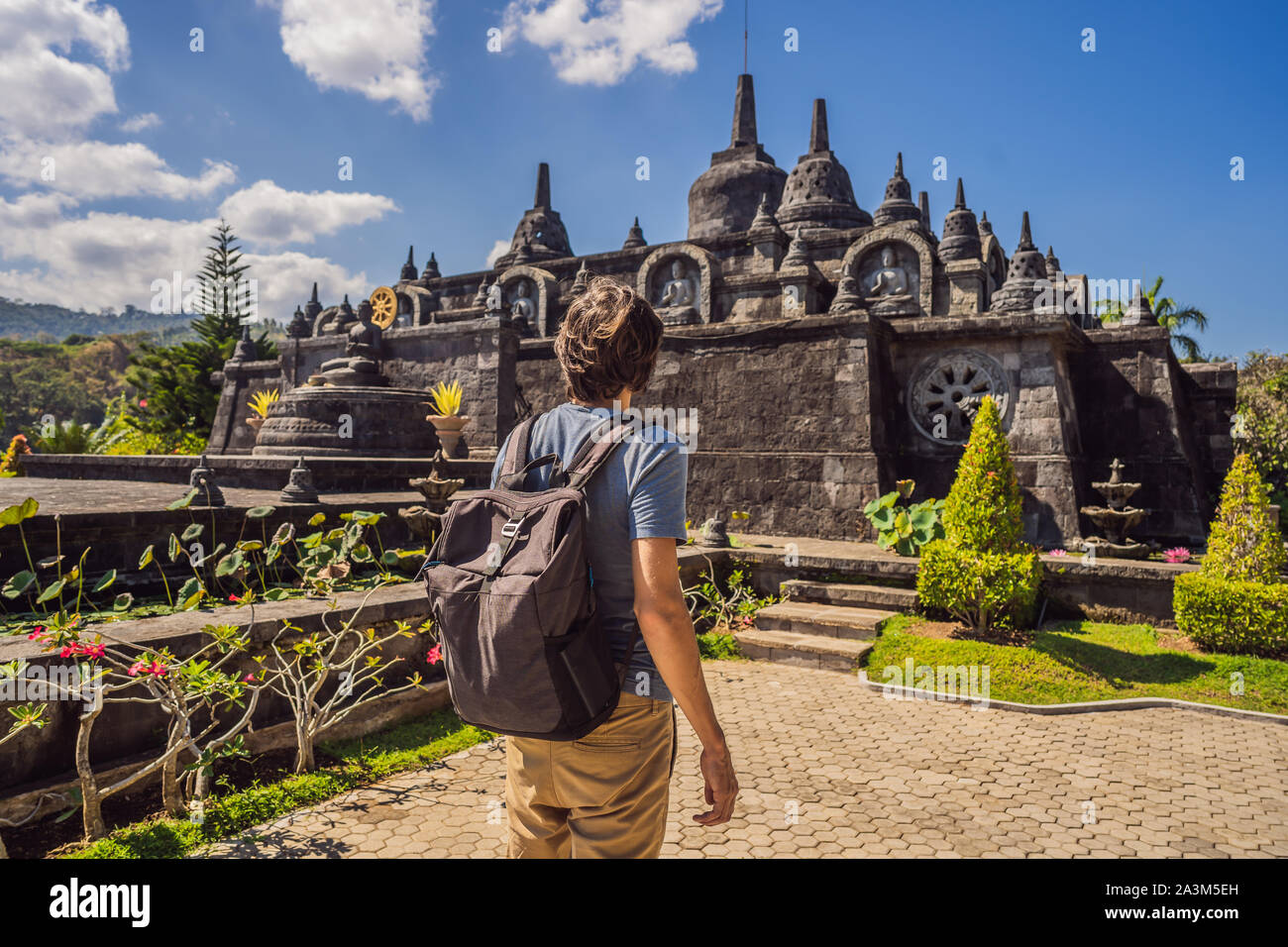 Junger Mann Tourist in budhist Tempel Brahmavihara-arama Banjar Bali, Indonesien Stockfoto