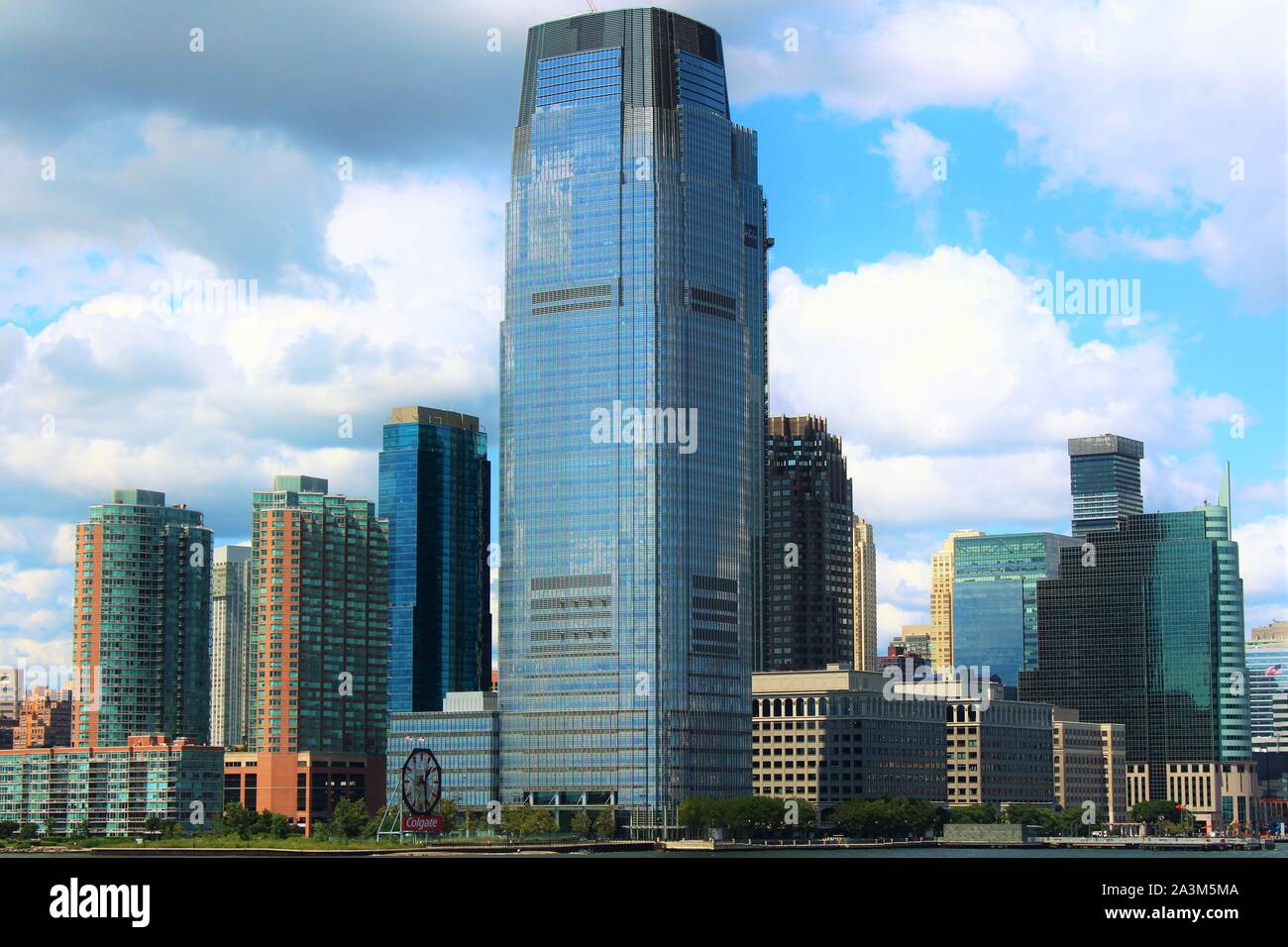 Das 42-stöckige Hochhaus von Goldman Sachs (alias 30 Hudson Street), und der Colgate, an der Küste von Jersey City, in der Nähe des Hudson River. Stockfoto